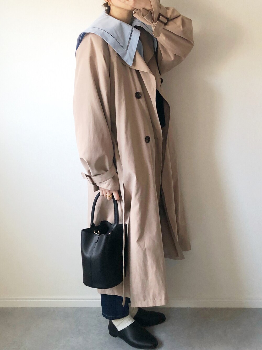 「AcureZ、ビッグカラー、トレンチコート、春コーデ、ニットベスト、春アウター、春服、パンプス、シンプルコーデ、ブラウス、プチプラコーデ、春カラー、着回しコーデ、大人カジュアル、ママコーデ」｜「KACCH.のアイテム（ベスト、ブラック系）」を使った、𝚔𝚘さん（レディース・160cm）の春コーディネートの2枚目の写真