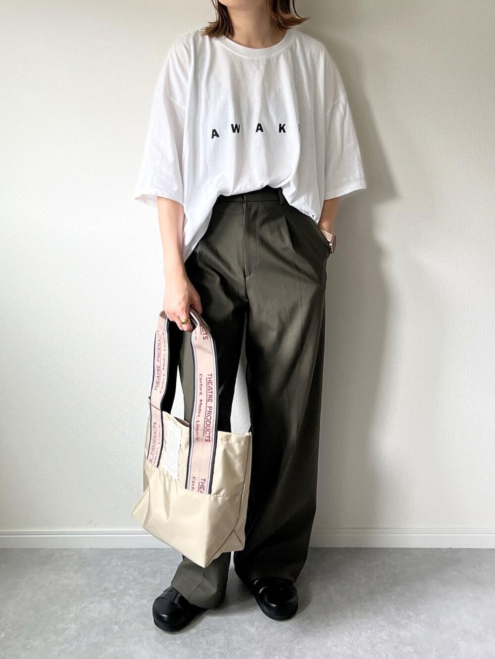 「初夏コーデ、ロゴT、キャップ、キャップ女子、UNIQLO、シアタープロダクツ(THEATRE PRODUCTS)、パンツコーデ、カーキ、カジュアル、大人カジュアル、カジュアルコーデ、シンプルコーデ、タックパンツ、夏、白Tシャツ」｜「recaの選べる2サイズ展開！ロゴプリントオーバーサイズTシャツ（Tシャツ/カットソー、ホワイト系）」を使った、𝚔𝚘さん（レディース・160cm）の夏コーディネートの2枚目の写真
