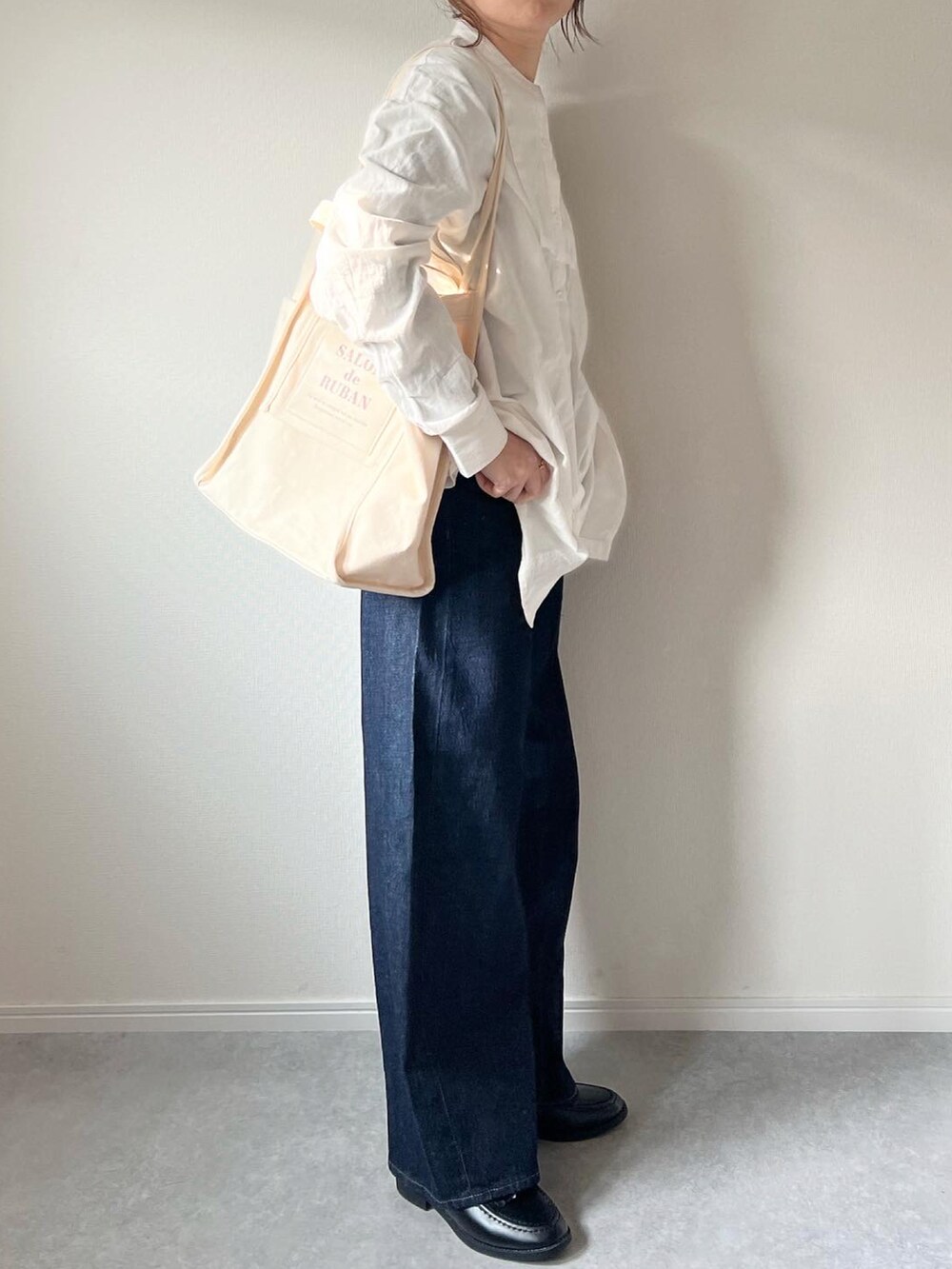 「トートバッグ、バンドカラーシャツ、シャツスタイル、バギーパンツ、デニム、デニムパンツ、シンプルコーデ、しまむら、GU、プチプラ、バッグ、春コーデ、シャツ、ママコーデ、ローファー」｜「SALON de RUBANの【SALON de RUBAN / サロン ド ルヴァン】 ZOZO別注 2way キャンバストートバッグ（トートバッグ、ホワイト系）」を使った、𝚔𝚘さん（レディース・160cm）の冬コーディネートの3枚目の写真