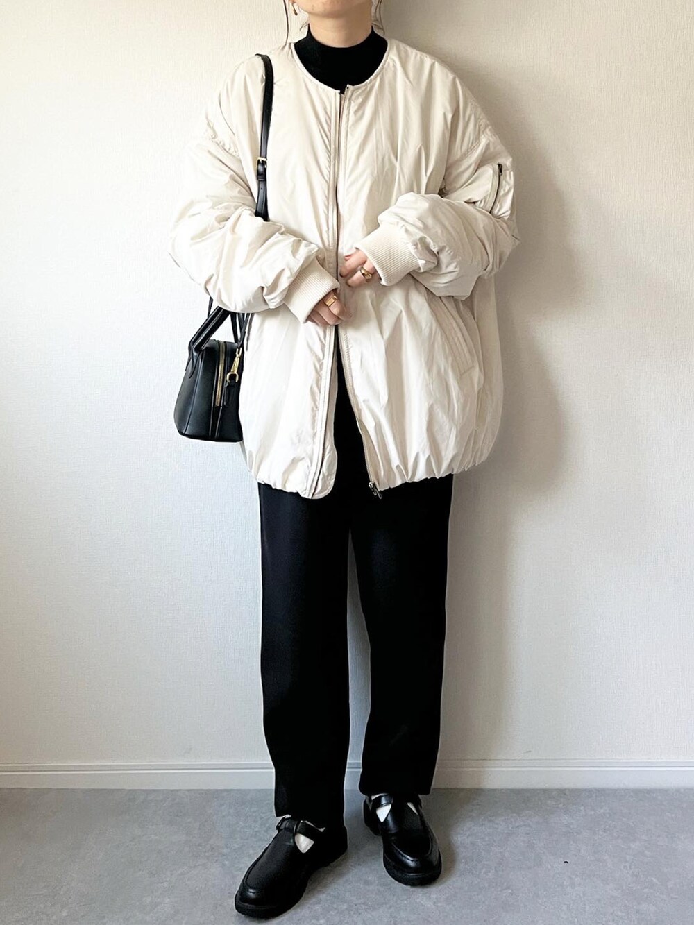 「WEARハロウィン2022、秋服、オトナカジュアル、フェイクファー、MA-1、ユニクロ、UNIQLO、ローファー、スウェットパンツ、アウター、ミニバッグ、ブルゾン、ファーベスト、ノーカラージャケット、カジュアルコーデ」｜「ANGIEのファーベスト付きMA-1（ブルゾン、ホワイト系）」を使った、𝚔𝚘さん（レディース・160cm）の秋コーディネートの2枚目の写真