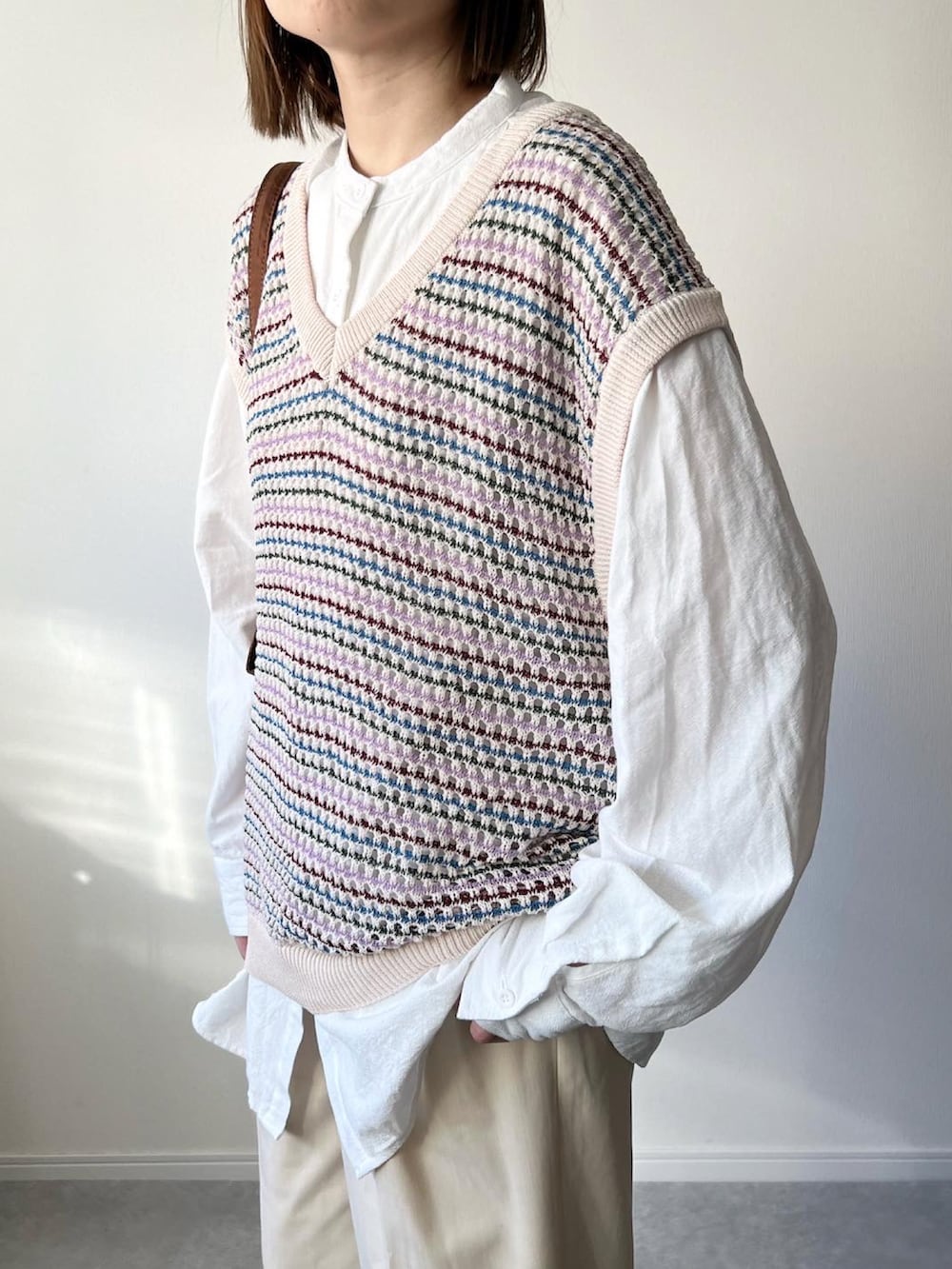 「春服デビュー宣言、ジャガード、ベスト、Vネックベスト、しまむら、ユニクロ、UNIQLO、春コーデ、ニットベスト、ニットベスト×シャツ、春、シンプルコーデ、カジュアルコーデ、プチプラ、カジュアル」｜「MONO-MART LADY'Sのジャガード柄Ｖネックニットベスト（ベスト、ホワイト系）」を使った、𝚔𝚘さん（レディース・160cm）の春コーディネートの3枚目の写真
