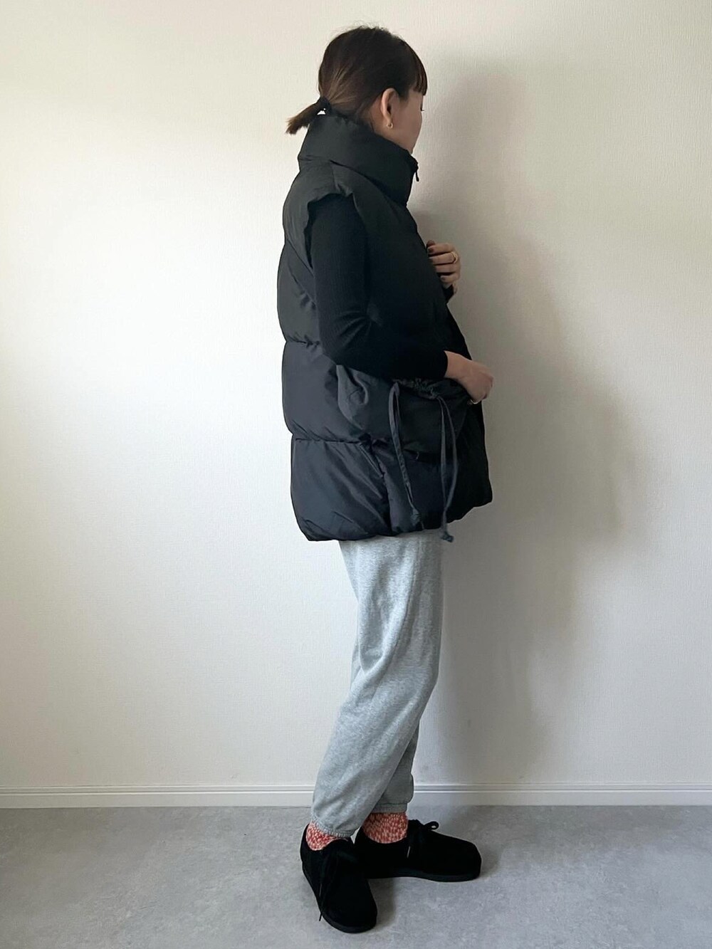 「休日スタイル、UNIQLO、ユニクロ、GU、スウェット、スウェットパンツ、モカシン、大人カジュアル、カジュアルコーデ、カジュアル、シンプルスタイル、あったかコーデ、ベスト、プチプラ、オトナカジュアル」｜「GUのアイテム（ジャケット/アウター、ブラック系）」を使った、𝚔𝚘さん（レディース・160cm）の冬コーディネートの2枚目の写真