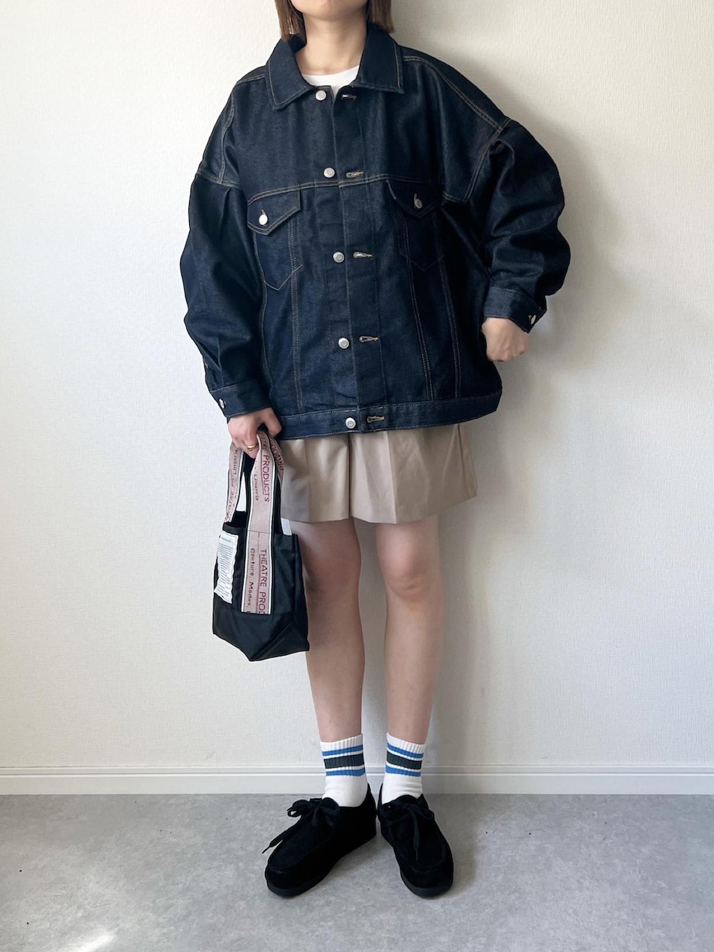 「秋服まるっと大公開、BONLECILL、デニムジャケット、Gジャン、ハーフパンツ、モカシン、GUコーデ、プチプラ、秋、秋コーデ、大人カジュアル、カジュアル、靴下、カジュアルコーデ、ootd」｜「BONLECILLのボリュームスリーブ オーバーデニムジャケット（デニムジャケット、ブルー系）」を使った、𝚔𝚘さん（レディース・160cm）の秋コーディネートの3枚目の写真