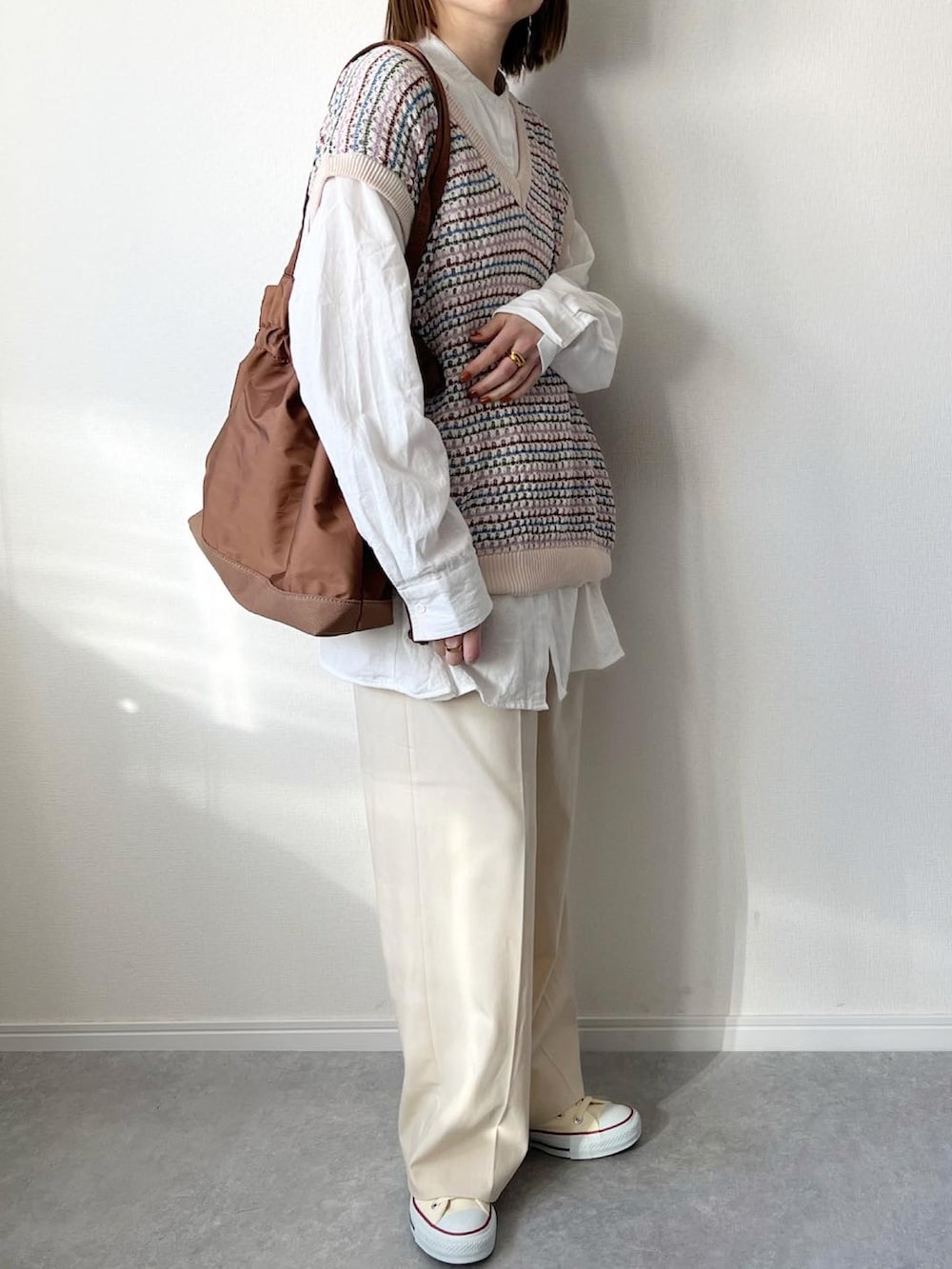 「春服デビュー宣言、ジャガード、ベスト、Vネックベスト、しまむら、ユニクロ、UNIQLO、春コーデ、ニットベスト、ニットベスト×シャツ、春、シンプルコーデ、カジュアルコーデ、プチプラ、カジュアル」｜「MONO-MART LADY'Sのジャガード柄Ｖネックニットベスト（ベスト、ホワイト系）」を使った、𝚔𝚘さん（レディース・160cm）の春コーディネートの2枚目の写真
