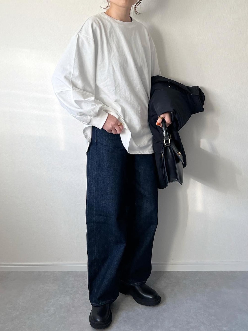 「服とコスメでなりたい自分に、冬のコーデ、今日のコーデ、ベスト、バギージーンズ、ロンT、GU、プチプラ、プチプラコーデ、ショートブーツ、ブーツ、大人カジュアル、カジュアルコーデ、大人女子、ママファッション」｜「しまむらのアイテム（ベスト、ブラック系）」を使った、𝚔𝚘さん（レディース・160cm）の冬コーディネートの4枚目の写真