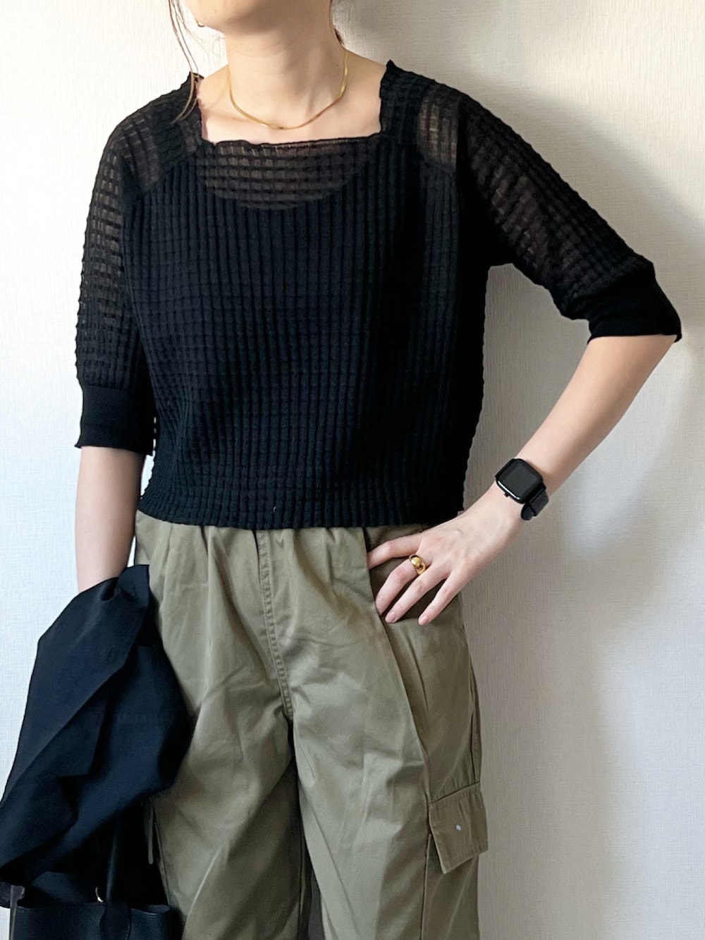 「ジャガードニット、サマーニット、COLONY2139、カーゴパンツ、カーゴジョガーパンツ、パンツスタイル、シャツスタイル、オープンカラーシャツ、リネン、ユニクロ、UNIQLO、プチプラ、プチプラコーデ、GU、オトナカジュアル」｜「UNIQLOのアイテム（シャツ/ブラウス、ブラック系）」を使った、𝚔𝚘さん（レディース・160cm）の春コーディネートの3枚目の写真