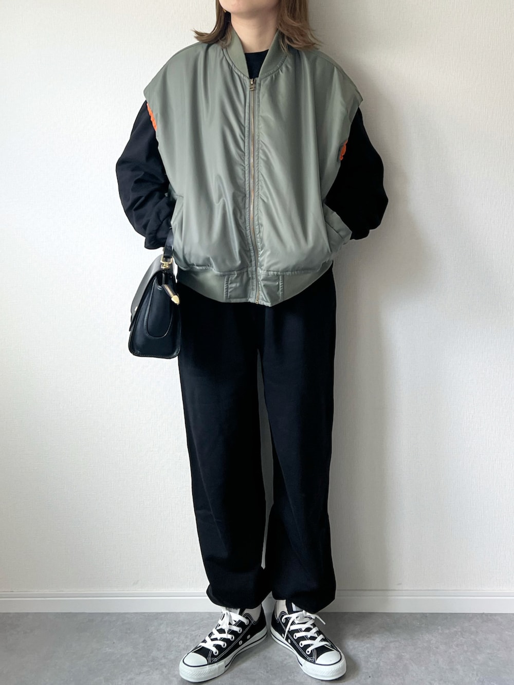 「秋服、MA-1、MA-1ベスト、ベスト、ベストコーデ、スウェット、スウェットパンツ、メンズライク、コンバース、秋冬コーデ、カジュアルコーデ、大人カジュアル、カジュアル、パンツスタイル、オトナカジュアル」｜「COLONY 2139のヘビーナイロンMA-1ベスト（MA-1、グリーン系）」を使った、𝚔𝚘さん（レディース・160cm）の秋コーディネートの2枚目の写真