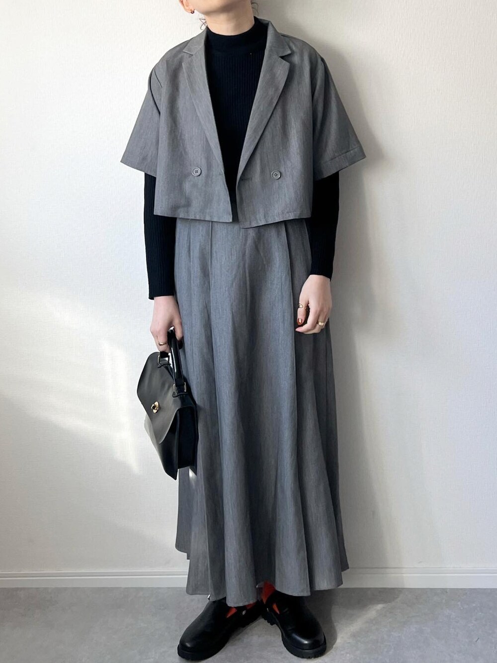 「グレー、セットアップ、セットアップスタイル、サボサンダル、リブニット、春服デビュー宣言、春コーデ、ショート丈トップス、ロングスカート、プリーツスカート、スカート、大人カジュアル、カジュアルコーデ、シンプルコーデ、オトナカジュアル」｜「GUのアイテム（ニット/セーター、ブラック系）」を使った、𝚔𝚘さん（レディース・160cm）の春コーディネートの2枚目の写真