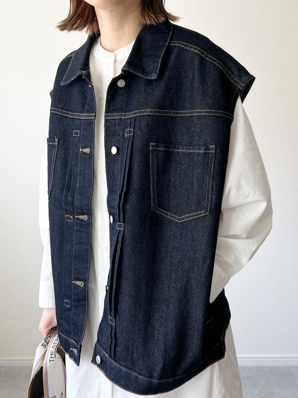 「デニムベスト、シャツワンピース、ワンピース、シャツスタイル、春服、春コーデ、シンプルコーデ、大人カジュアル、カジュアルコーデ、春こーで、コンバース、カジュアル、シアタープロダクツ(THEATRE PRODUCTS)、ベスト、ママコーデ」｜「BONLECILLのオーバーデニムベスト（デニムジャケット、ブルー系）」を使った、𝚔𝚘さん（レディース・160cm）の春コーディネートの3枚目の写真