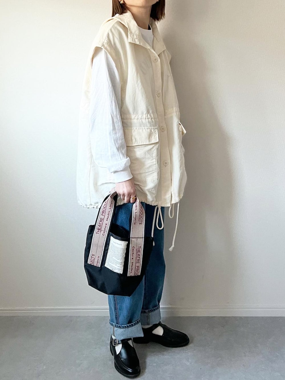 「春服デビュー宣言、スノーパーカー、春コーデ、春アウター、ロゴT、UNIQLO、デニム、カーブデニム、プチプラ、プチプラコーデ、ナイロンジャケット、ナイロンパーカー、大人カジュアル、カジュアルコーデ、春」｜「UNIQLOのアイテム（デニムパンツ、ブルー系）」を使った、𝚔𝚘さん（レディース・160cm）の春コーディネートの3枚目の写真