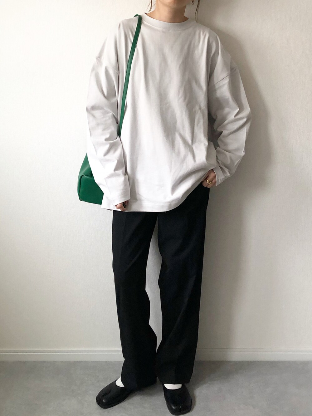 「チョコ色に染まれ、ロンT、シンプルコーデ、RUUBON、ルーボン、ファーベスト、白Tシャツ、UNIQLO、ユニクロ、プチプラ、グリーン、プチプラコーデ、カジュアル、ママコーデ、足袋シューズ」｜「RUUBONの【RUUBON】rustic long sleeve Tee / ラスティック ロングスリーブTシャツ（Tシャツ/カットソー、ホワイト系）」を使った、𝚔𝚘さん（レディース・160cm）の冬コーディネートの2枚目の写真