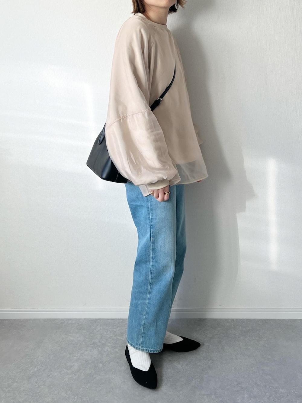 「冬を彩る色いろコーデ、スウェット、オーガンジー、大人カジュアル、GU、GUコーデ、デニム、フラットシューズ、プチプラ、プチプラコーデ、カジュアルコーデ、カジュアル、デニムパンツ、白ソックス、スウェットコーデ」｜「ospitalitaのアイテム（スウェット、ベージュ系）」を使った、𝚔𝚘さん（レディース・160cm）の冬コーディネートの3枚目の写真