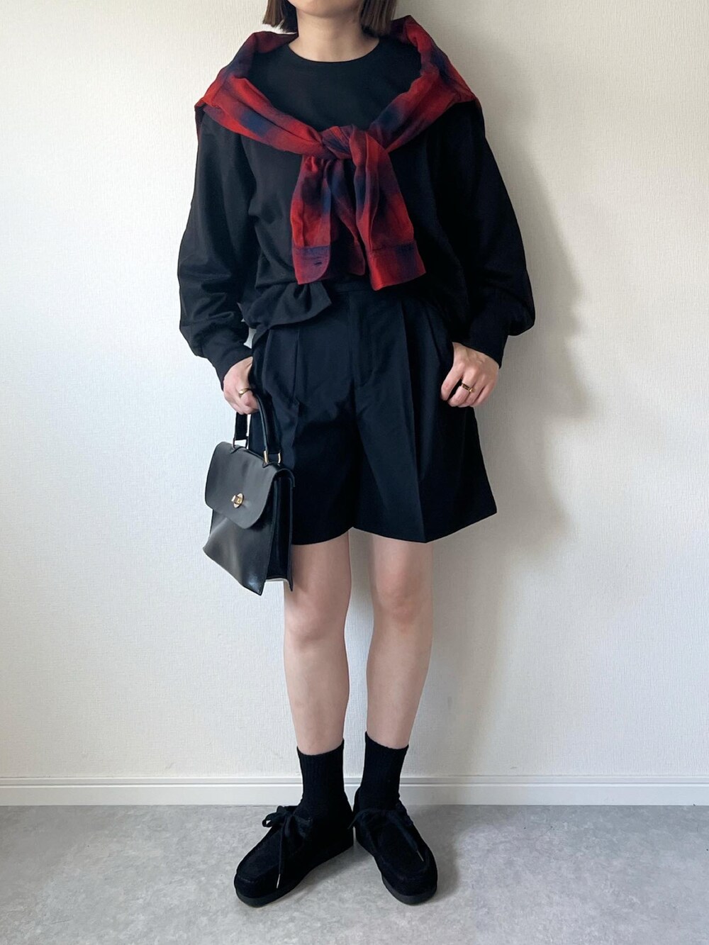 「秋服まるっと大公開、秋服コーデ、ユニクロ、UNIQLO、フランネルチェックシャツ、チェックシャツ、大人カジュアル、ハーフパンツ、モカシン、プチプラ、ユニクロシャツ、大人女子、カジュアルコーデ、プチプラコーデ、シンプル」｜「GUのアイテム（Tシャツ/カットソー、ブラック系）」を使った、𝚔𝚘さん（レディース・160cm）の秋コーディネートの3枚目の写真