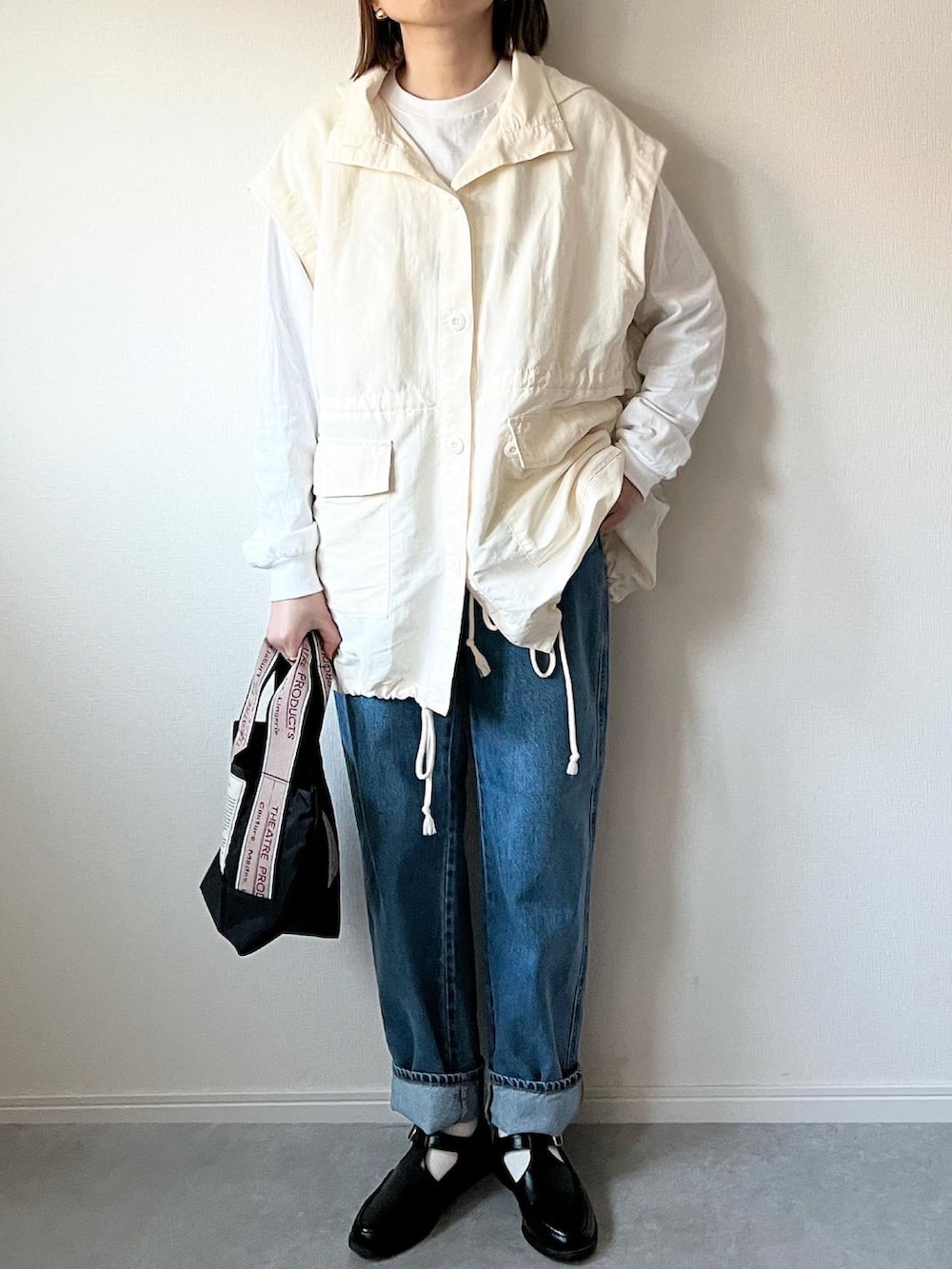 「春服デビュー宣言、スノーパーカー、春コーデ、春アウター、ロゴT、UNIQLO、デニム、カーブデニム、プチプラ、プチプラコーデ、ナイロンジャケット、ナイロンパーカー、大人カジュアル、カジュアルコーデ、春」｜「UNIQLOのアイテム（デニムパンツ、ブルー系）」を使った、𝚔𝚘さん（レディース・160cm）の春コーディネートの2枚目の写真