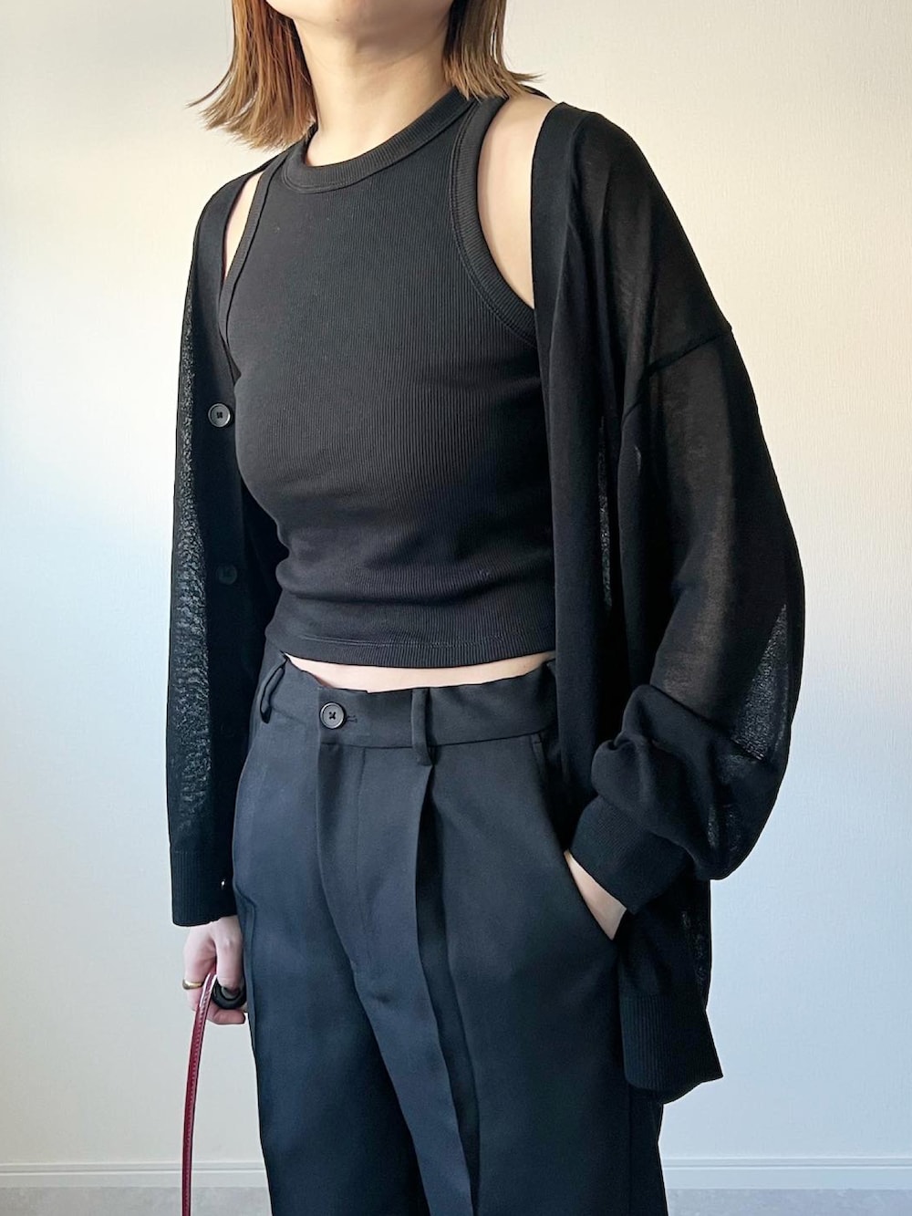 「GU、上下GU、アメリカンスリーブ、タンクトップ、バギーパンツ、モノトーン、モノトーンコーデ、ブラック、スラックス、プチプラ、プチプラコーデ、大人カジュアル、カジュアルコーデ、シンプルコーデ、ショート丈トップス」｜「GUのアイテム（タンクトップ、ブラック系）」を使った、𝚔𝚘さん（レディース・160cm）の春コーディネートの4枚目の写真