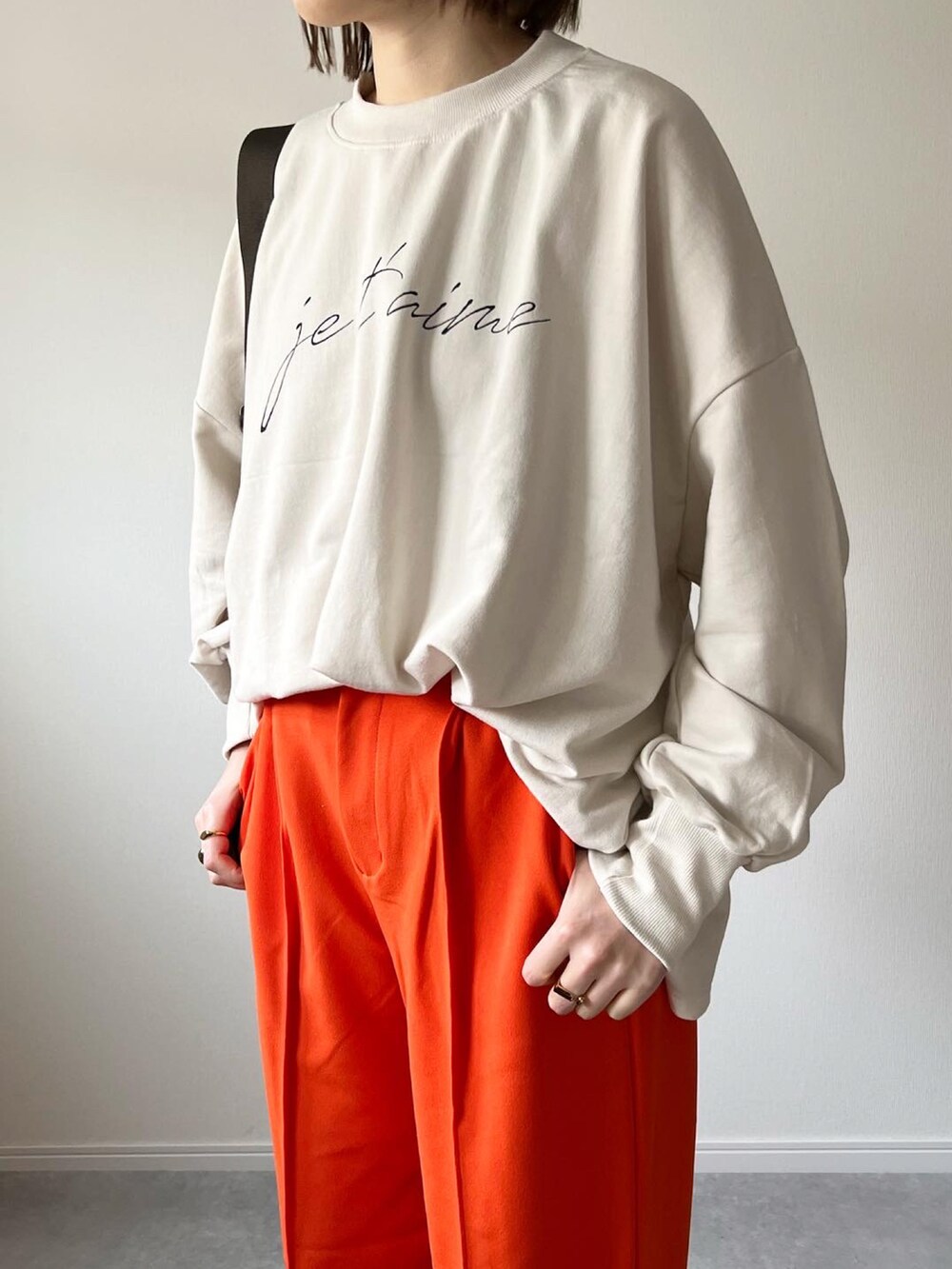 「ほめられ本命コーデ、プルオーバー、ロゴT、ロゴロンT、ワントーンコーデ、シンプルコーデ、ベージュコーデ、コンバース、ハンドバッグ、プチプラ、プチプラコーデ、カジュアルコーデ、GU、reca、ママコーデ」｜「recaの筆記体プリントプルオーバー（スウェット、ベージュ系）」を使った、𝚔𝚘さん（レディース・160cm）の冬コーディネートの4枚目の写真
