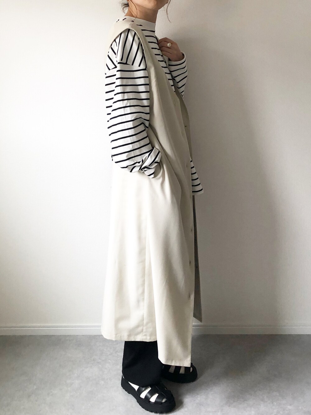 「はじめましてコーデ、ワンピース、ジレ、ボーダー、ママコーデ、プチプラ、春、ボーダートップス、グルカサンダル、UNIQLO、モノトーン、シンプルコーデ、サンダル、ゆるコーデ、GU」｜「RUUBONの【RUUBON】rustic long sleeve Tee / ラスティック ロングスリーブTシャツ（Tシャツ/カットソー、ホワイト系）」を使った、𝚔𝚘さん（レディース・160cm）の春コーディネートの3枚目の写真