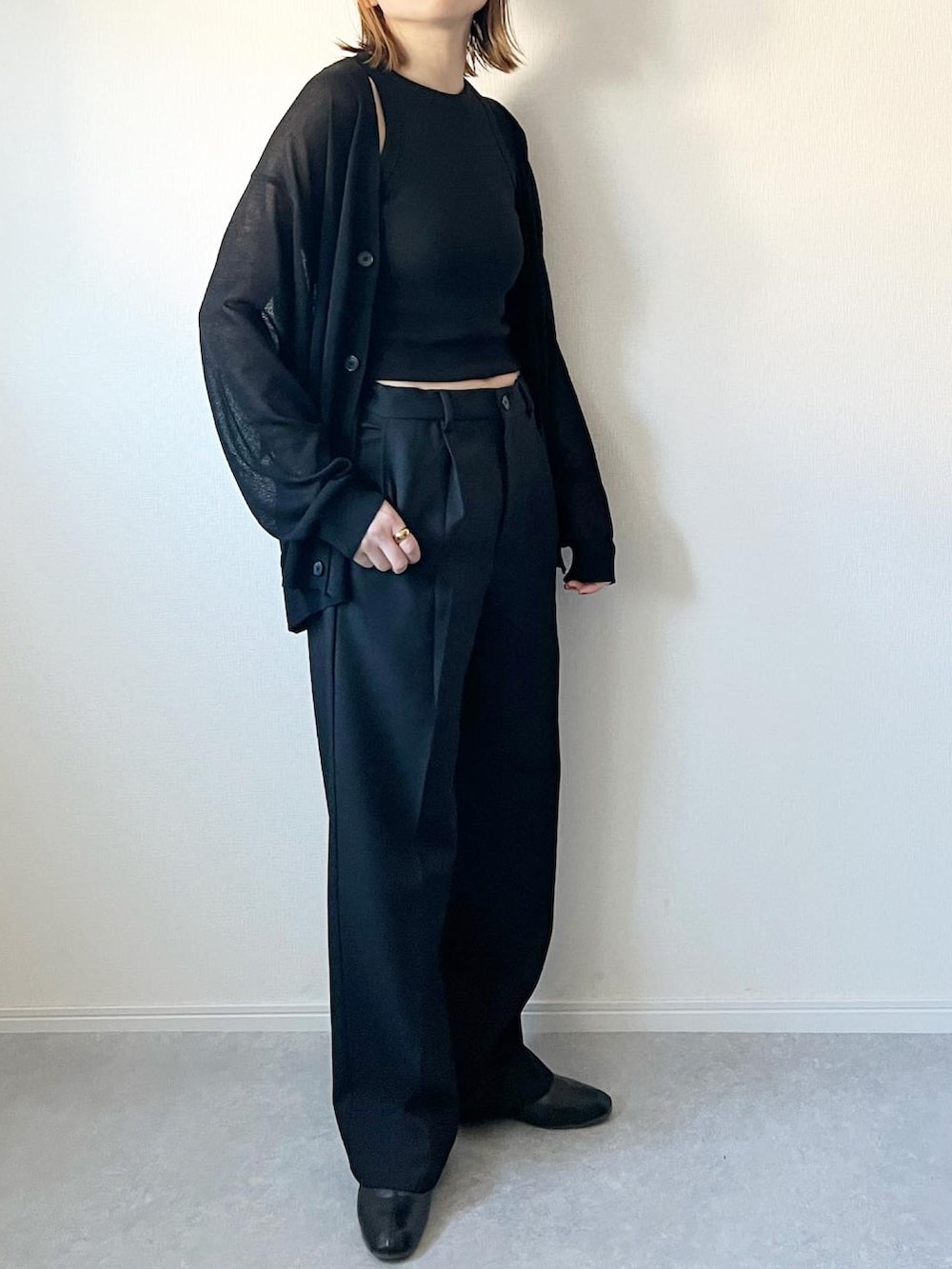 「GU、上下GU、アメリカンスリーブ、タンクトップ、バギーパンツ、モノトーン、モノトーンコーデ、ブラック、スラックス、プチプラ、プチプラコーデ、大人カジュアル、カジュアルコーデ、シンプルコーデ、ショート丈トップス」｜「GUのアイテム（タンクトップ、ブラック系）」を使った、𝚔𝚘さん（レディース・160cm）の春コーディネートの3枚目の写真