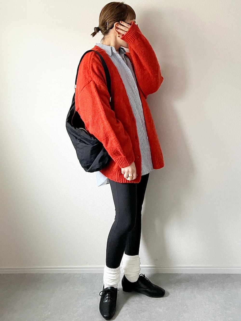 「レギンス、レギンスパンツ、GU、ストライプシャツ、オレンジ、カーディガン、春コーデ、ルーズソックス、レースアップシューズ、カジュアルコーデ、大人カジュアル、プチプラ、ジーユー、ママファッション、アクティブ」|「Shelly islandのシャギーVネック2WAYカーディガン(カーディガン/ボレロ、オレンジ系)」を使った、𝚔𝚘さん(レディース・160cm)の冬コーディネートの2枚目の写真
