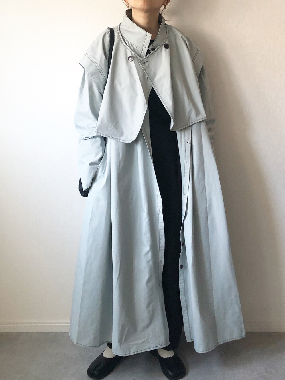 グレー系のノーカラーコート、ブラック系のショルダーバッグ、ブラック系のバレエシューズを着用したレディースの春コーディネートの2枚目の写真