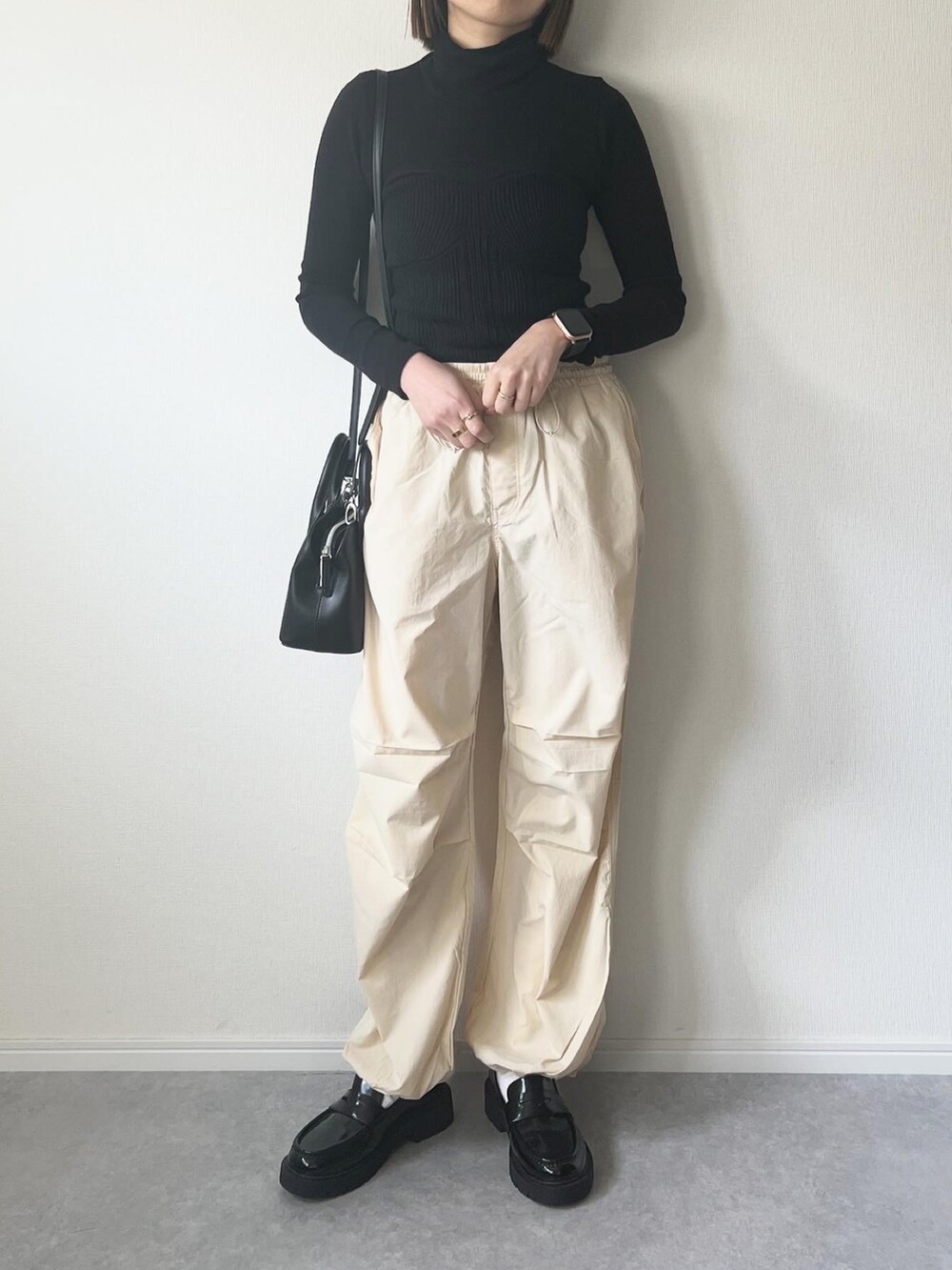 「春カラー、パンツスタイル、オトナカジュアル、パラシュートパンツ、UNIQLO、ユニクロ、ユニクロコーデ、プチプラ、シンプルコーデ、モノトーン、春コーデ、大人カジュアル、カジュアルコーデ、ローファー、カジュアル」｜「UNIQLOのアイテム（Tシャツ/カットソー、ブラック系）」を使った、𝚔𝚘さん（レディース・160cm）の冬コーディネートの3枚目の写真