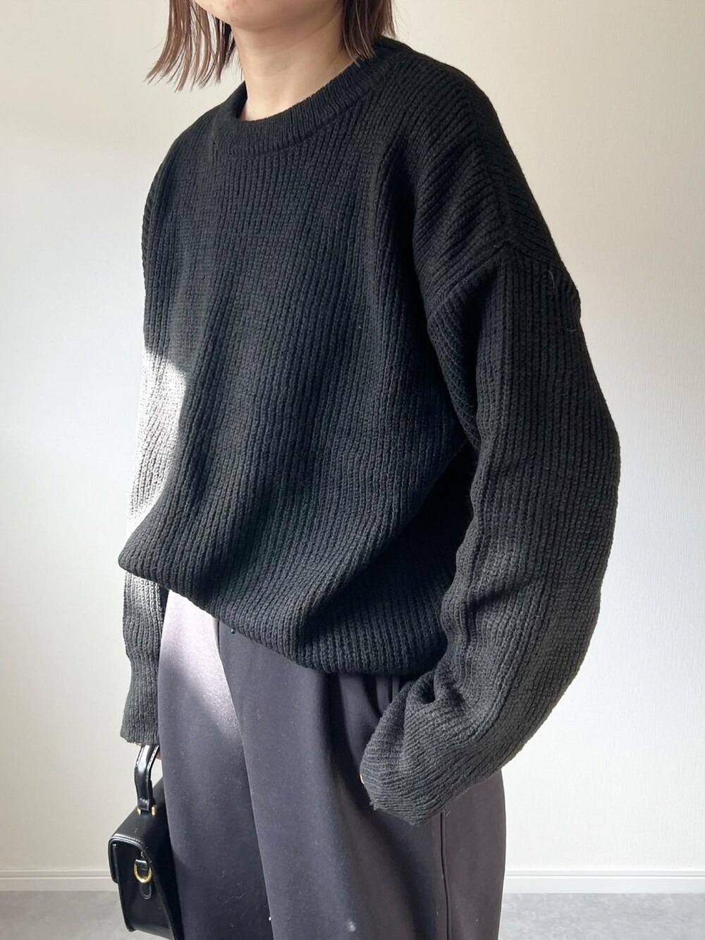 「ニット、ブラック、ブラックコーデ、UNIQLO、スウェットパンツ、ローファー、ベスト、ma1ベスト、大人カジュアル、カジュアルコーデ、プチプラ、オトナカジュアル、シンプルコーデ、カジュアル、クルーネックニット」｜「KACCH.のアイテム（ニット/セーター、ブラック系）」を使った、𝚔𝚘さん（レディース・160cm）の冬コーディネートの4枚目の写真