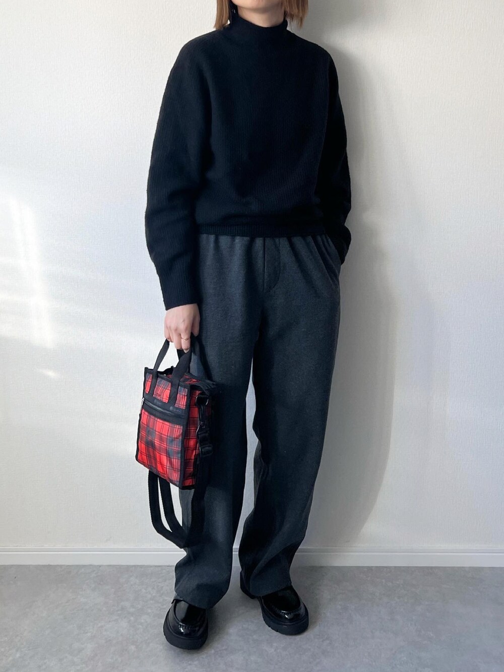 「ファッションを楽しもう、ターンチェック、チェック、赤チェック、ショルダーバッグ、レスポートサック、lesportsac、ユニクロ、UNIQLO、ユニクロコーデ、シンプルコーデ、プチプラ、大人カジュアル、カジュアルコーデ、シンプル」｜「UNIQLOのアイテム（ニット/セーター、ブラック系）」を使った、𝚔𝚘さん（レディース・160cm）の秋コーディネートの2枚目の写真