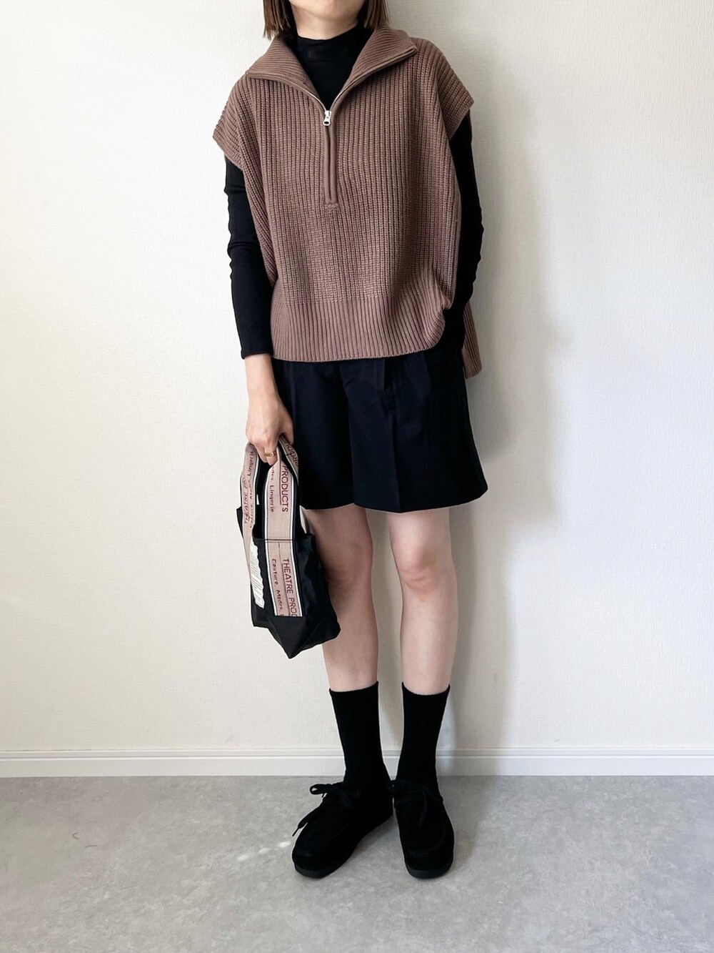 「Hunch、ハーフジップ、ハーフジップニット、ハーフパンツ、GU、モカシン、プチプラ、秋コーデ、プチプラコーデ、大人カジュアル、カジュアルコーデ、秋のコーデ、シンプル、GUコーデ、ニット」｜「hunchのハーフジップニット（ベスト、ブラウン系）」を使った、𝚔𝚘さん（レディース・160cm）の秋コーディネートの2枚目の写真