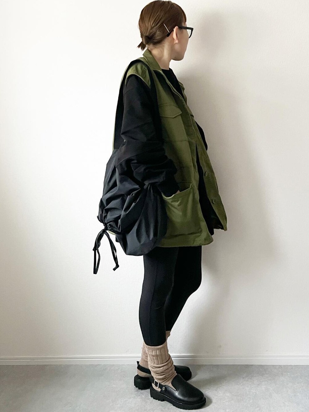 「春服デビュー宣言、ミリタリー、ミリタリーベスト、レギンス、ルーズソックス、GU、UNIQLO、シンプルコーデ、春コーデ、オトナカジュアル、春服、大人カジュアル、ロンT、プチプラ、プチプラコーデ」｜「WEGOのWEGO/スタンドネックミリタリーベスト（ベスト、グリーン系）」を使った、𝚔𝚘さん（レディース・160cm）の春コーディネートの3枚目の写真