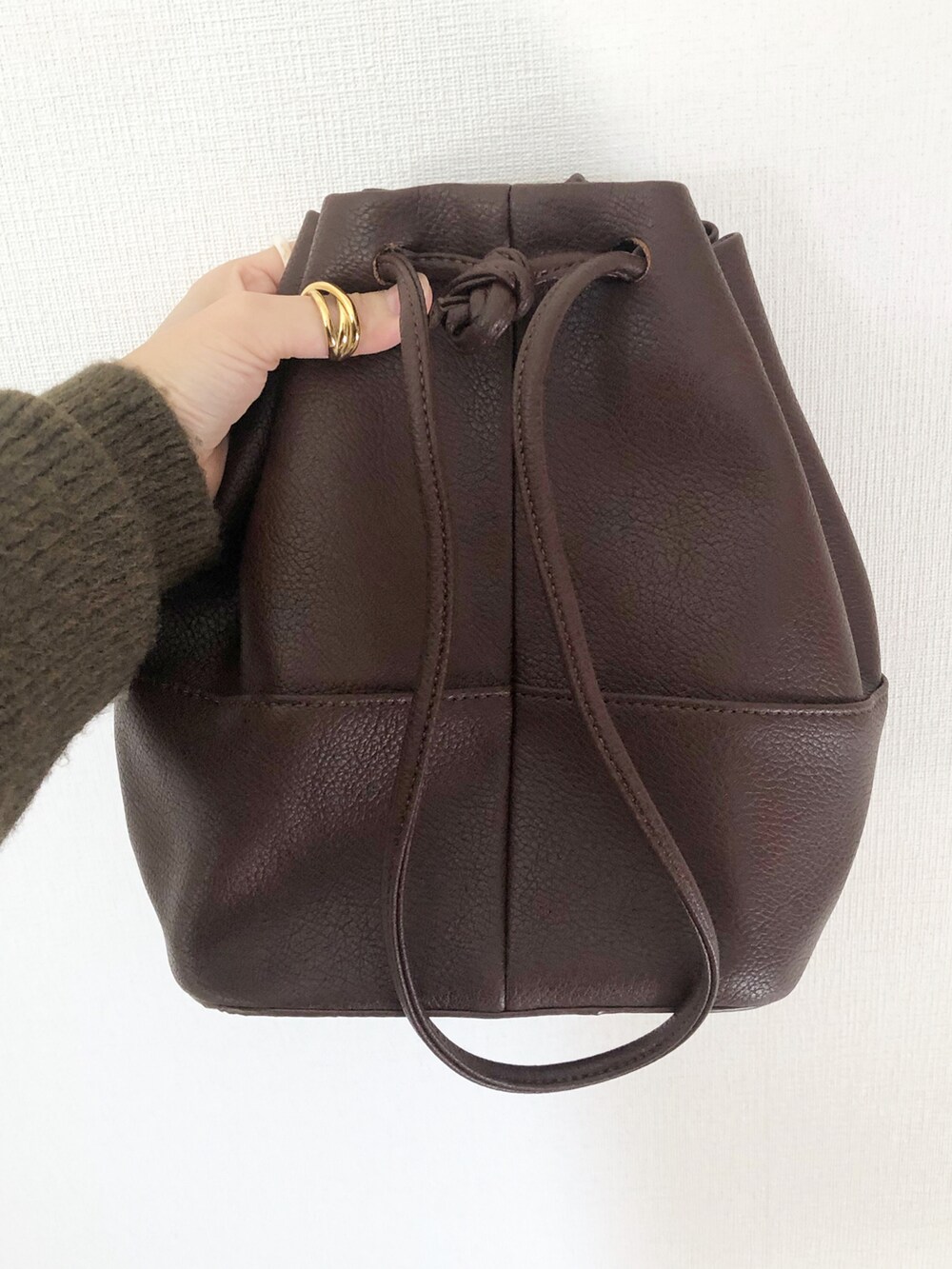「テーパードパンツ、ニット、ブーツ、UNIQLO、ショートブーツ、大人カジュアル、GU、プチプラ、ホワイトパンツ、大人女子、シンプルコーデ、プチプラコーデ、カジュアルコーデ、ママコーデ、ニットコーデ」｜「UNIQLOのアイテム（ニット/セーター、グリーン系）」を使った、𝚔𝚘さん（レディース・160cm）の秋コーディネートの3枚目の写真
