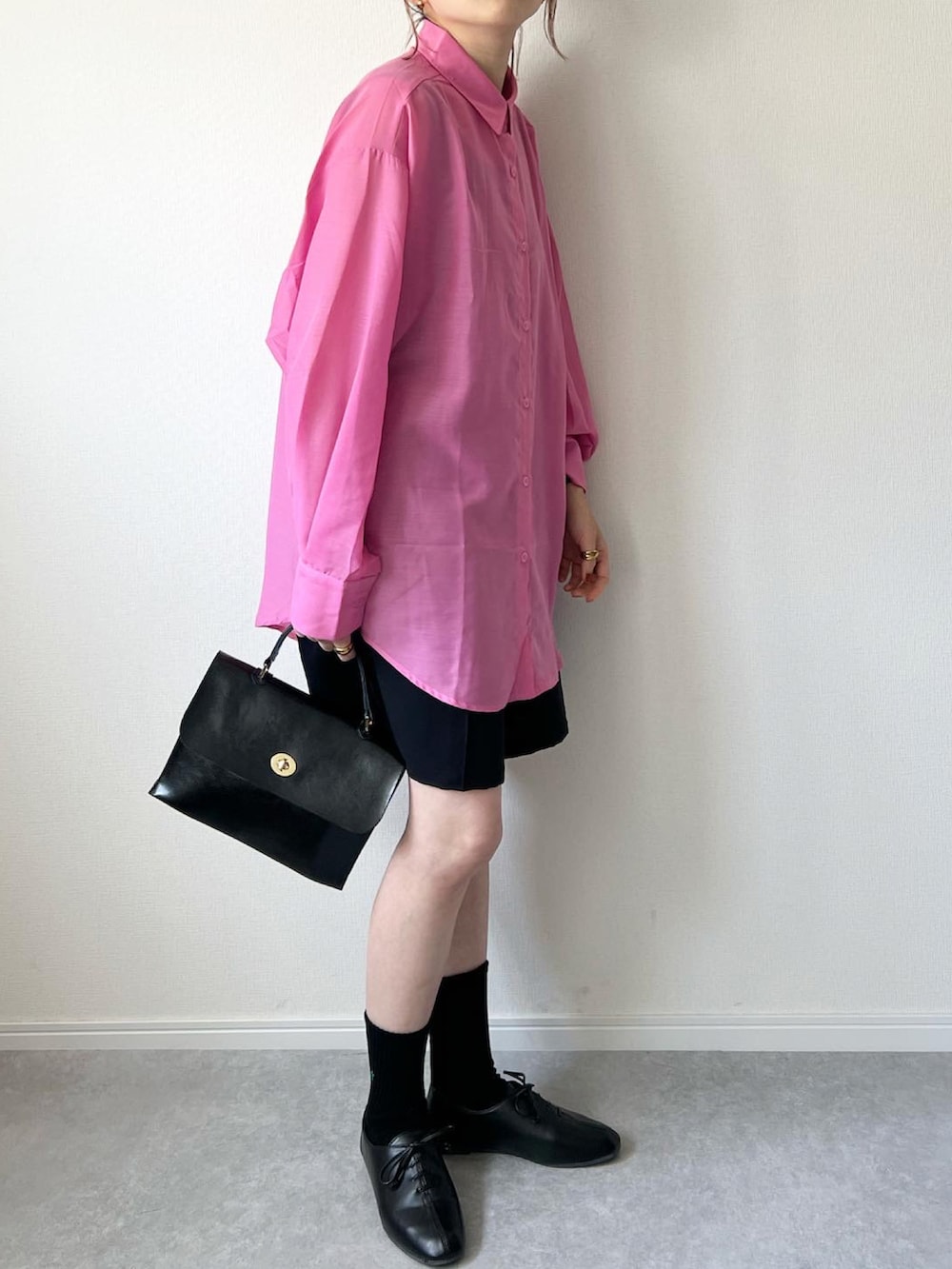 ピンク系のシャツ/ブラウス、ブラック系のその他パンツ、ブラック系のショルダーバッグを着用したレディースの春コーディネートの2枚目の写真