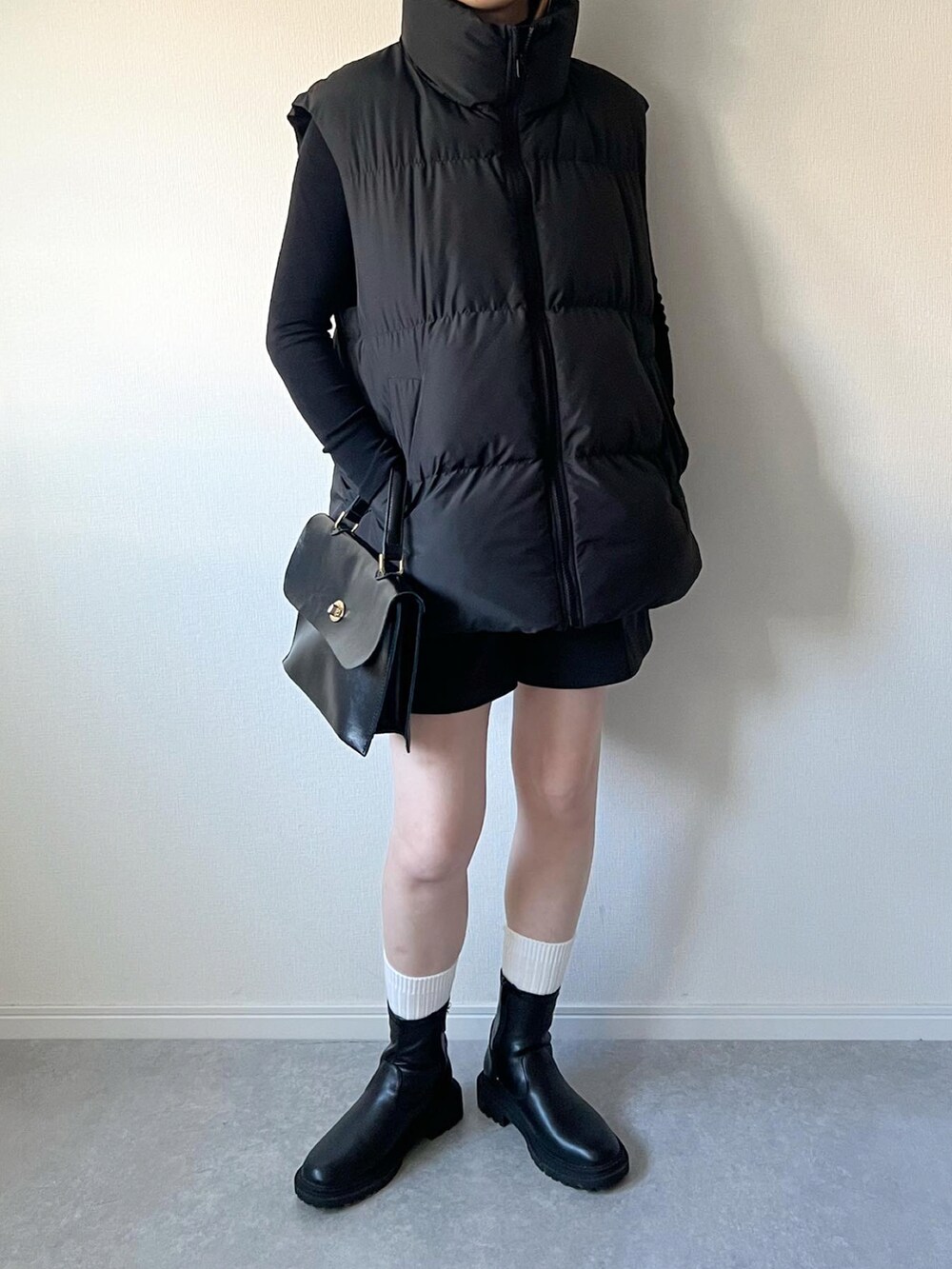 「UNIQLO、UNIQLOコーデ、モノトーン、モノトーンコーデ、リブソックス、ショートブーツ、ブーツ、ベスト、ハーフパンツ、ブラック、ブラックコーデ、カジュアルコーデ、GU、GUコーデ、重ね着ベストシーズン」｜「GUのアイテム（ジャケット/アウター、ブラック系）」を使った、𝚔𝚘さん（レディース・160cm）の秋コーディネートの3枚目の写真