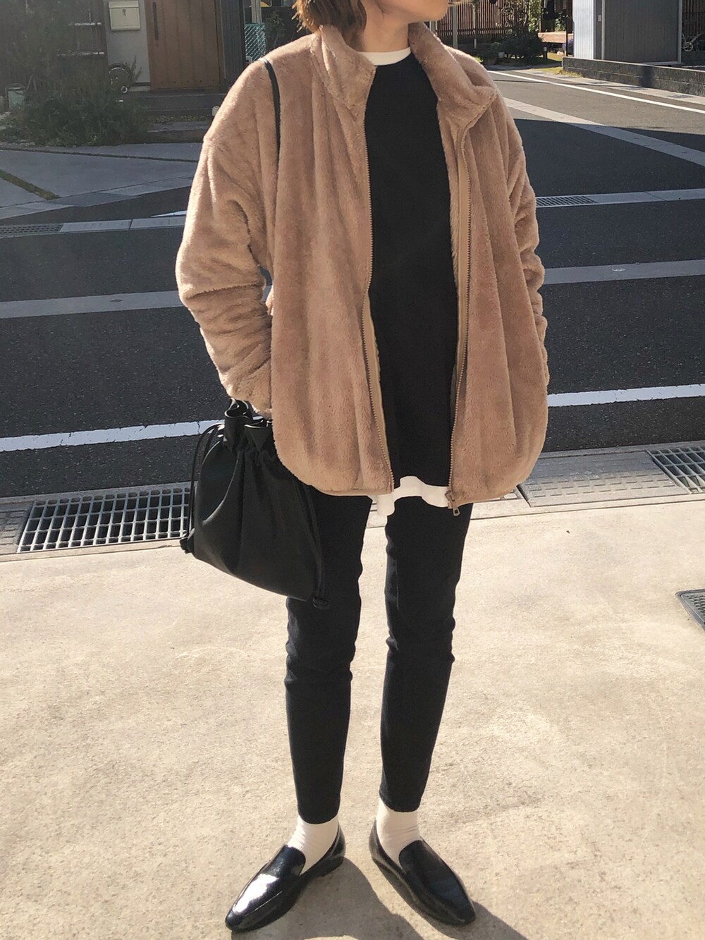 「フリース、フリースジャケット、UNIQLO、ユニクロ、オペラシューズ、GU、H&M、秋、プチプラ、プチプラコーデ、シンプル、大人カジュアル、オトナカジュアル、黒スキニー、ロンT」｜「UNIQLOのアイテム（ジャケット/アウター、ベージュ系）」を使った、𝚔𝚘さん（レディース・160cm）の秋コーディネートの2枚目の写真