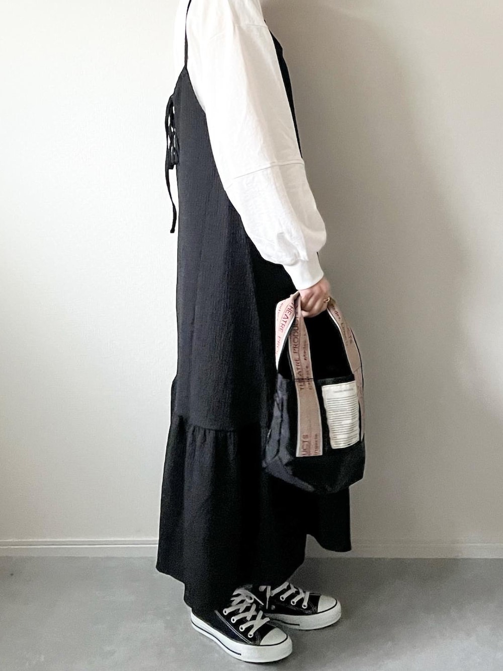 「メルロー、merlot、キャミワンピ、ワンピース、ロンT、白ロンT、春服コーデ、モノトーン、モノトーンコーデ、大人かわいい、ブラック、大人カジュアル、カジュアルコーデ、シンプルコーデ、シアタープロダクツ(THEATRE PRODUCTS)」｜「MERLOTのぽこぽこキャミワンピース（ワンピース、ブラック系）」を使った、𝚔𝚘さん（レディース・160cm）の冬コーディネートの2枚目の写真