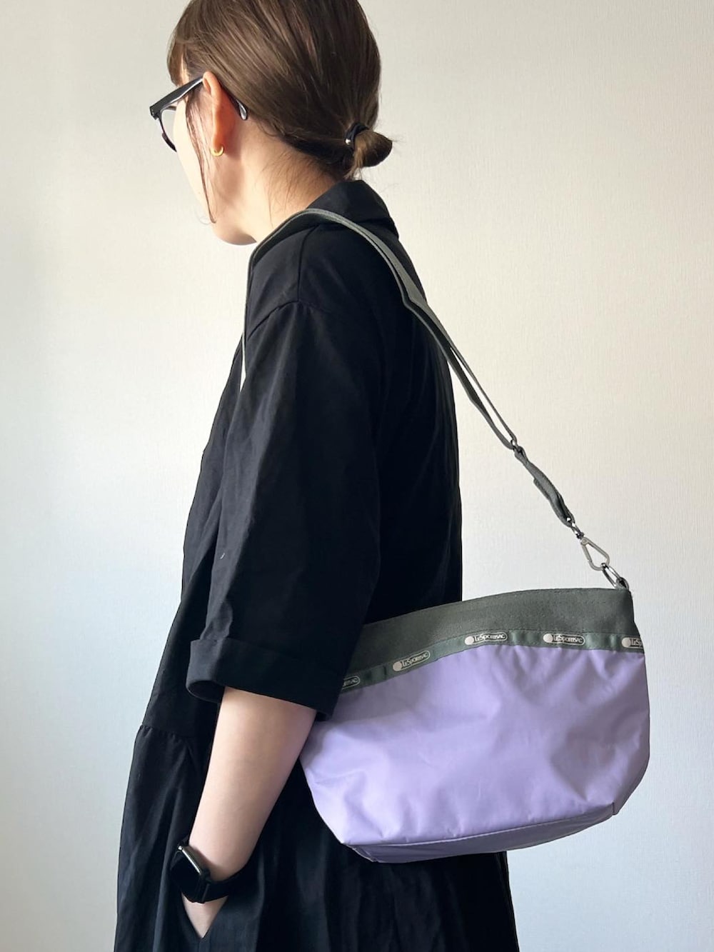 「lesportsac、レスポートサック、春夏コーデ、ラベンダー、カジュアルコーデ、ワンピース、ブラックコーデ、夏コーデ、ショルダーバッグ、サンダル、シンプルコーデ、大人カジュアル、楽チンコーデ、シンプル、ママコーデ」｜「Libra Cueのオープンカラーリボンロングワンピース（ワンピース、ブラック系）」を使った、𝚔𝚘さん（レディース・160cm）の春コーディネートの3枚目の写真