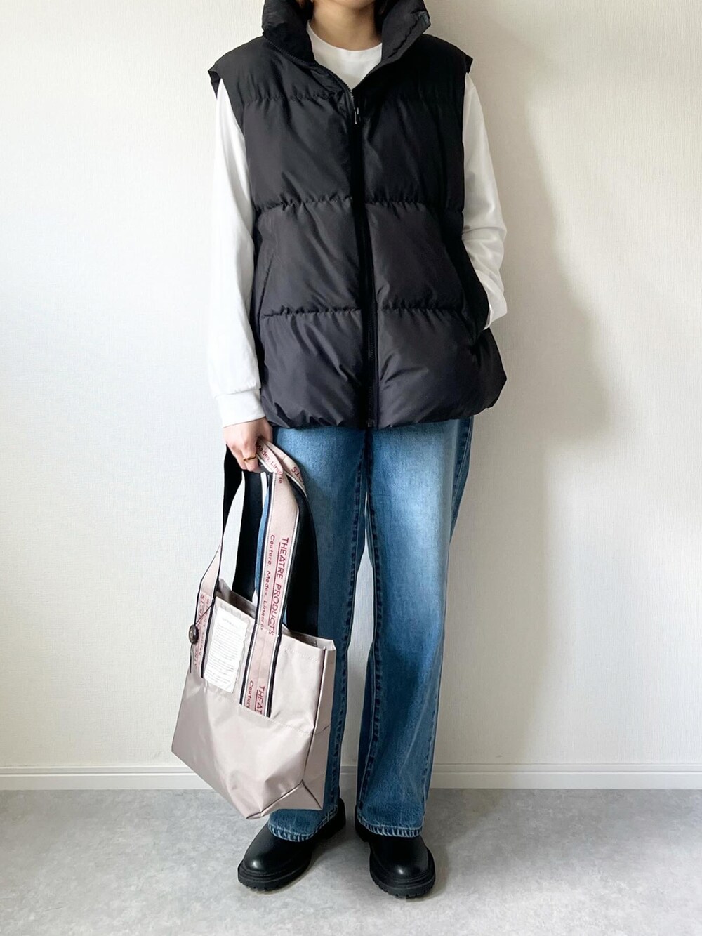 「冬を彩る色いろコーデ、中綿ベスト、ニット帽、デニム、シアタープロダクツ(THEATRE PRODUCTS)、ジャガード、UNIQLO、UNIQLOコーデ、ユニクロ、GU、プチプラ、大人カジュアル、カジュアルコーデ、シンプルコーデ、バッグ」｜「THEATRE PRODUCTSのアイテム（バッグ、グレー系）」を使った、𝚔𝚘さん（レディース・160cm）の冬コーディネートの3枚目の写真