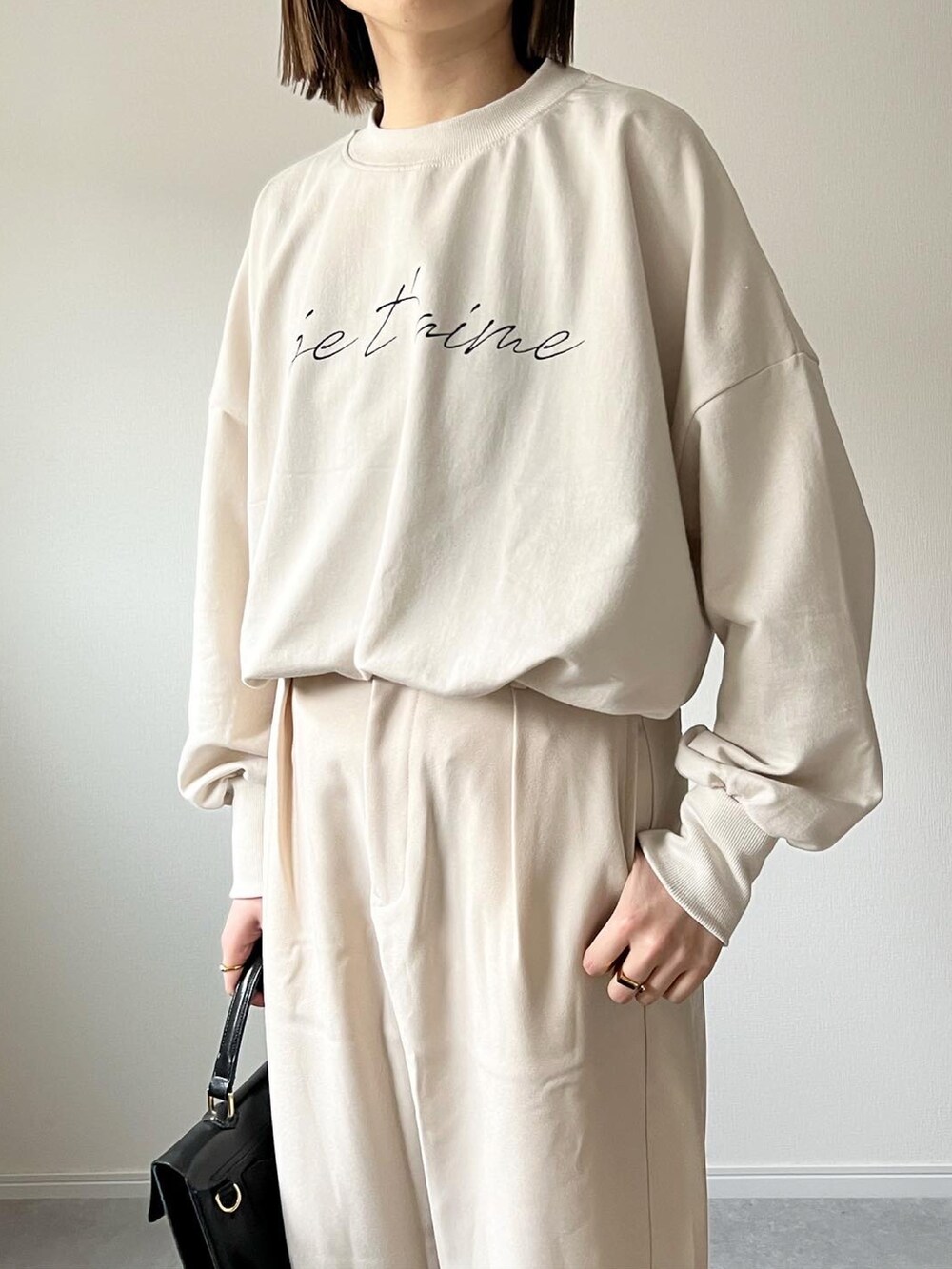 「ほめられ本命コーデ、プルオーバー、ロゴT、ロゴロンT、ワントーンコーデ、シンプルコーデ、ベージュコーデ、コンバース、ハンドバッグ、プチプラ、プチプラコーデ、カジュアルコーデ、GU、reca、ママコーデ」｜「recaの筆記体プリントプルオーバー（スウェット、ベージュ系）」を使った、𝚔𝚘さん（レディース・160cm）の冬コーディネートの3枚目の写真
