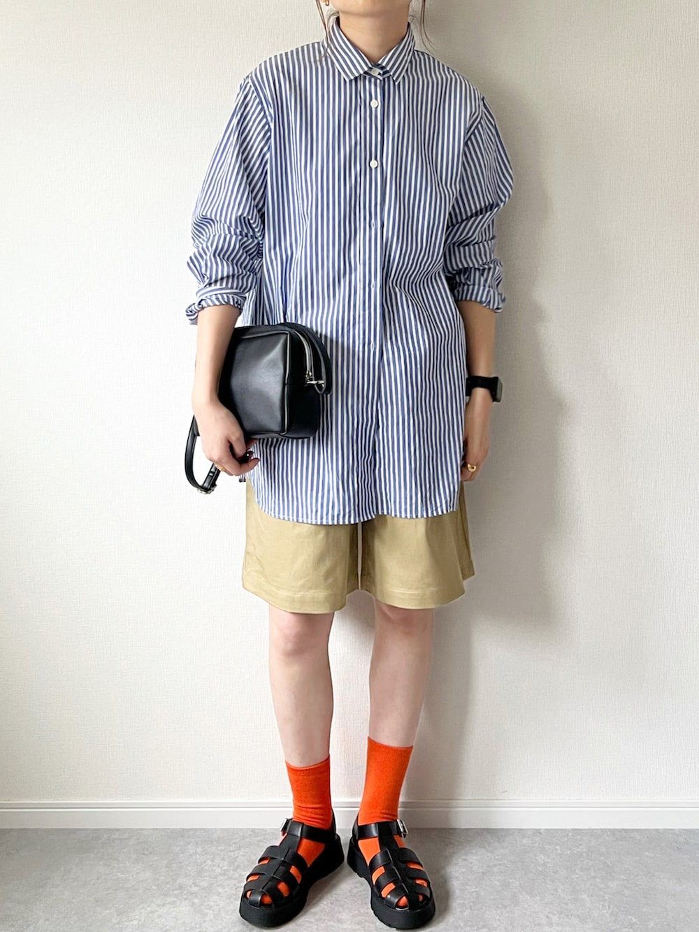 「forksy、チノパン、チノショートパンツ、ショートパンツ、カジュアル、ストライプ、ストライプシャツ、カラーソックス、サンダルに靴下、カラーコーデ、オトナカジュアル、グルカサンダル、プチプラ、シャツ、シャツスタイル」｜「forksy.の【forksy.】チノ2タックセンタープレスショートパンツ（チノパンツ、ベージュ系）」を使った、𝚔𝚘さん（レディース・160cm）の春コーディネートの3枚目の写真