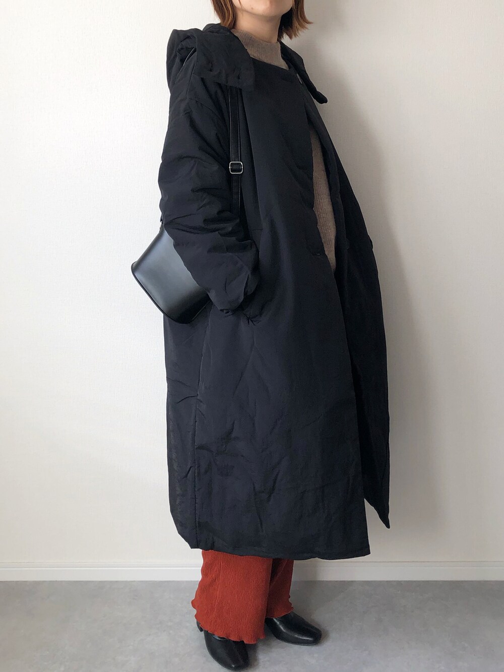 「コート、アウター、ブーツ、カジュアル、カラーパンツ、UNIQLO、ショートブーツ、GU、プチプラ、中綿アウター、プチプラコーデ、ゆったりコーデ、ママコーデ、プリーツパンツ、arholiday」｜「Auntie Rosa Holidayの2WAY中綿オーバーフーディコート【撥水加工/ウォッシャブル】（その他アウター、ブラック系）」を使った、𝚔𝚘さん（レディース・160cm）の秋コーディネートの4枚目の写真