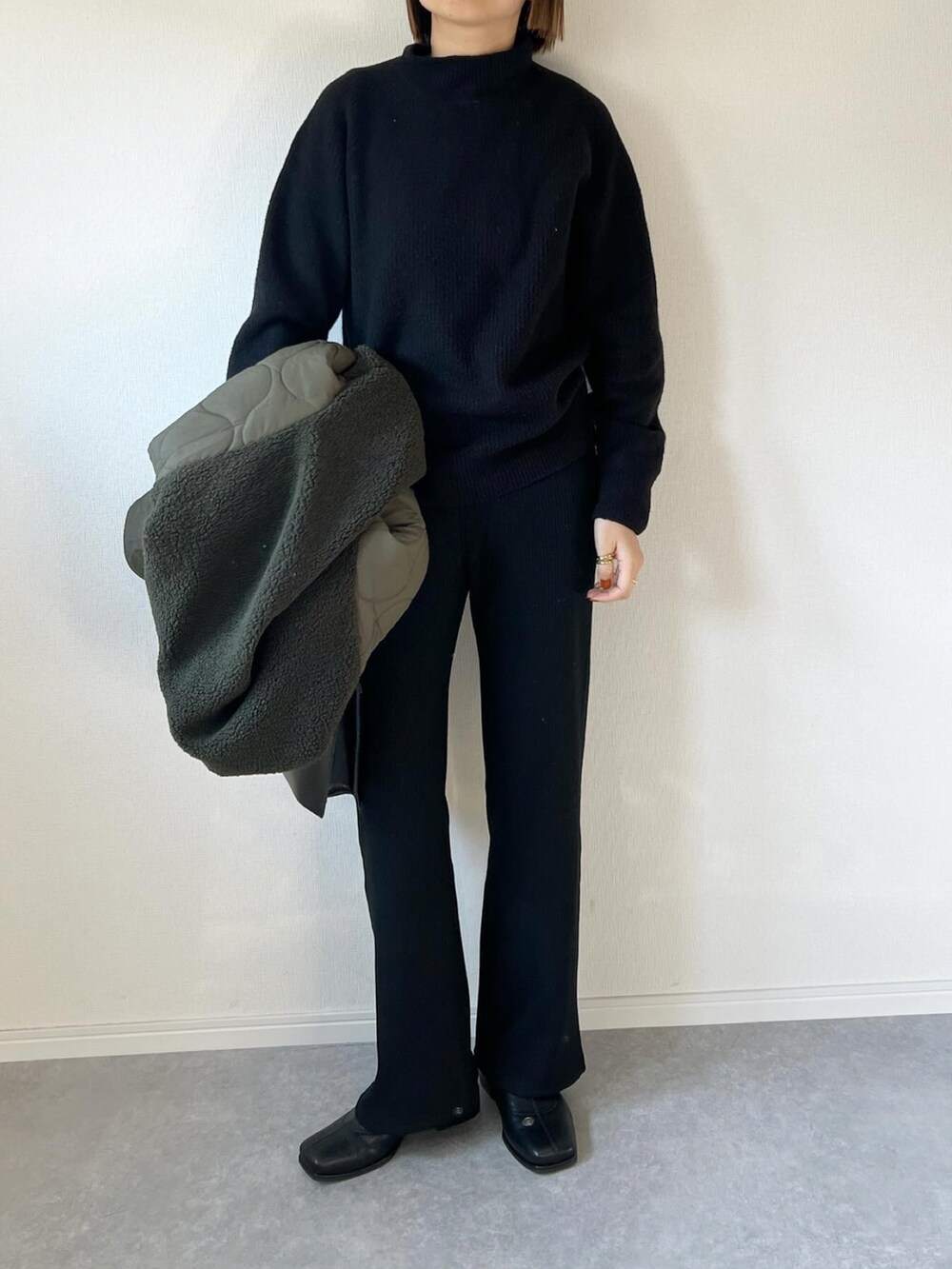 「新星WEARISTAにエントリー、reca、UNIQLO、ユニクロ、フレアパンツ、ショートブーツ、ブーツ、キルティングコート、カーキ、ハイネック、ニット、大人カジュアル、カジュアルコーデ、オトナ女子、シンプルコーデ」｜「UNIQLOのアイテム（ニット/セーター、ブラック系）」を使った、𝚔𝚘さん（レディース・160cm）の冬コーディネートの3枚目の写真