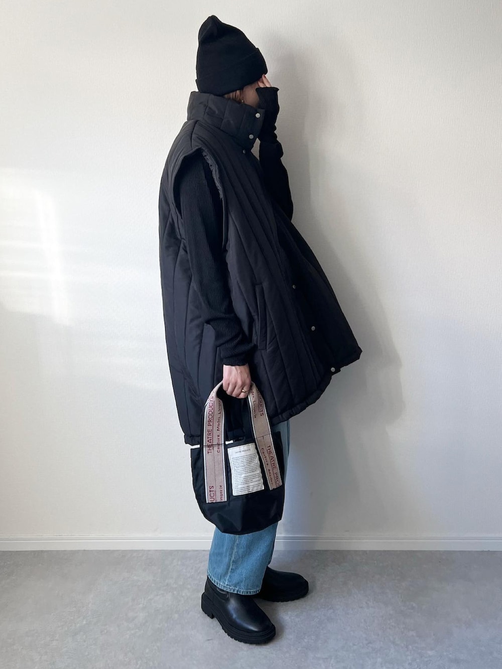「ファッションを楽しもう、縦キルト、中綿ジャケット、中綿コート、VENCE EXCHANGE、UNIQLO、ニット帽、GU、ショートブーツ、オトナカジュアル、カジュアルコーデ、プチプラ、冬コーデ、アウターコーデ、指穴」｜「VENCEEXCHANGEの袖取り外し縦キルト中綿コート（ブルゾン、ブラック系）」を使った、𝚔𝚘さん（レディース・160cm）の秋コーディネートの2枚目の写真