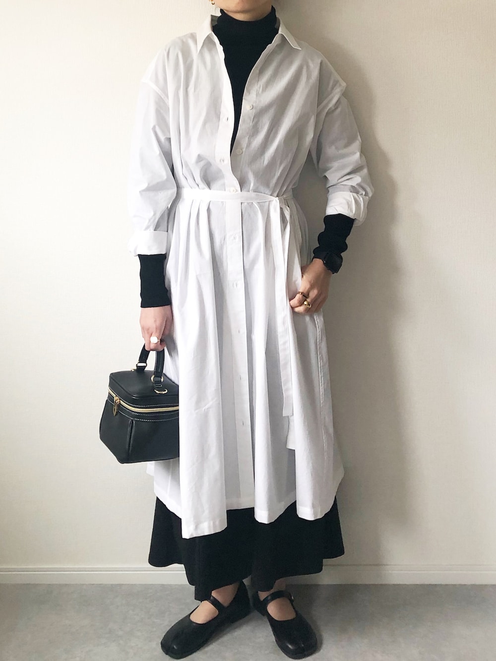 「ワンピース、シャツワンピ、シャツワンピース、ユニクロ、UNIQLO、しまむら、マーメイドスカート、足袋バレエ、バニティバッグ、モノトーン、モノトーンコーデ、Aライン、大人カジュアル、プチプラ、カジュアル」｜「しまむらのアイテム（バッグ、ブラック系）」を使った、𝚔𝚘さん（レディース・160cm）の冬コーディネートの3枚目の写真