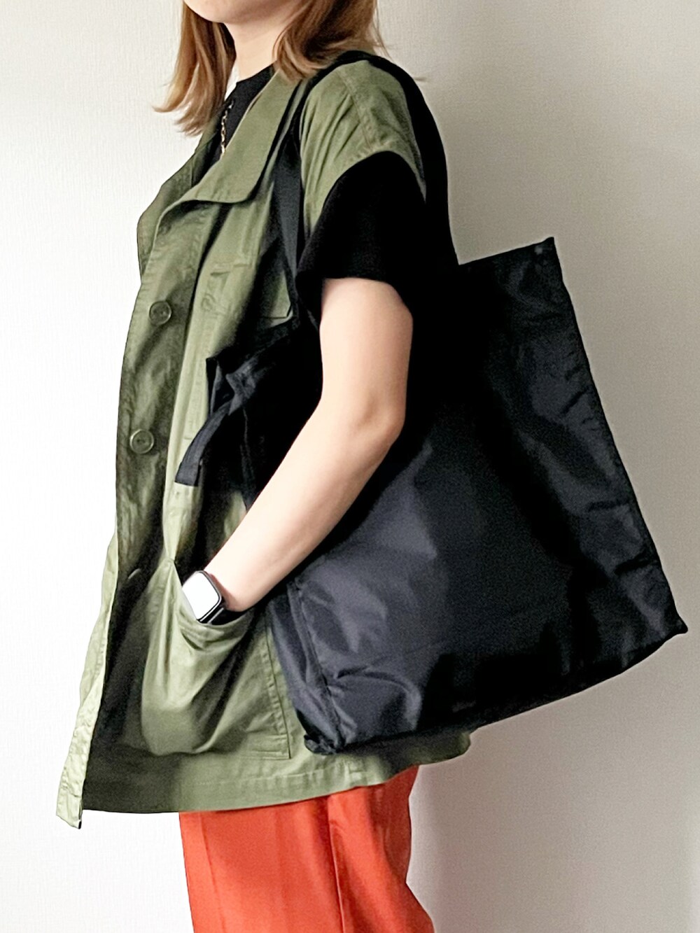 「レスポートサック、lesportsac、カジュアルコーデ、カラーパンツ、ミリタリー、ミリタリーベスト、カジュアル、トートバッグ、夏コーデ、大人カジュアル、ベスト、シンプル、ママコーデ、ootd、ベストコーデ」｜「LeSportsacのLG BOOK TOTE リサイクルドブラックJP（トートバッグ、ブラック系）」を使った、𝚔𝚘さん（レディース・160cm）の夏コーディネートの3枚目の写真