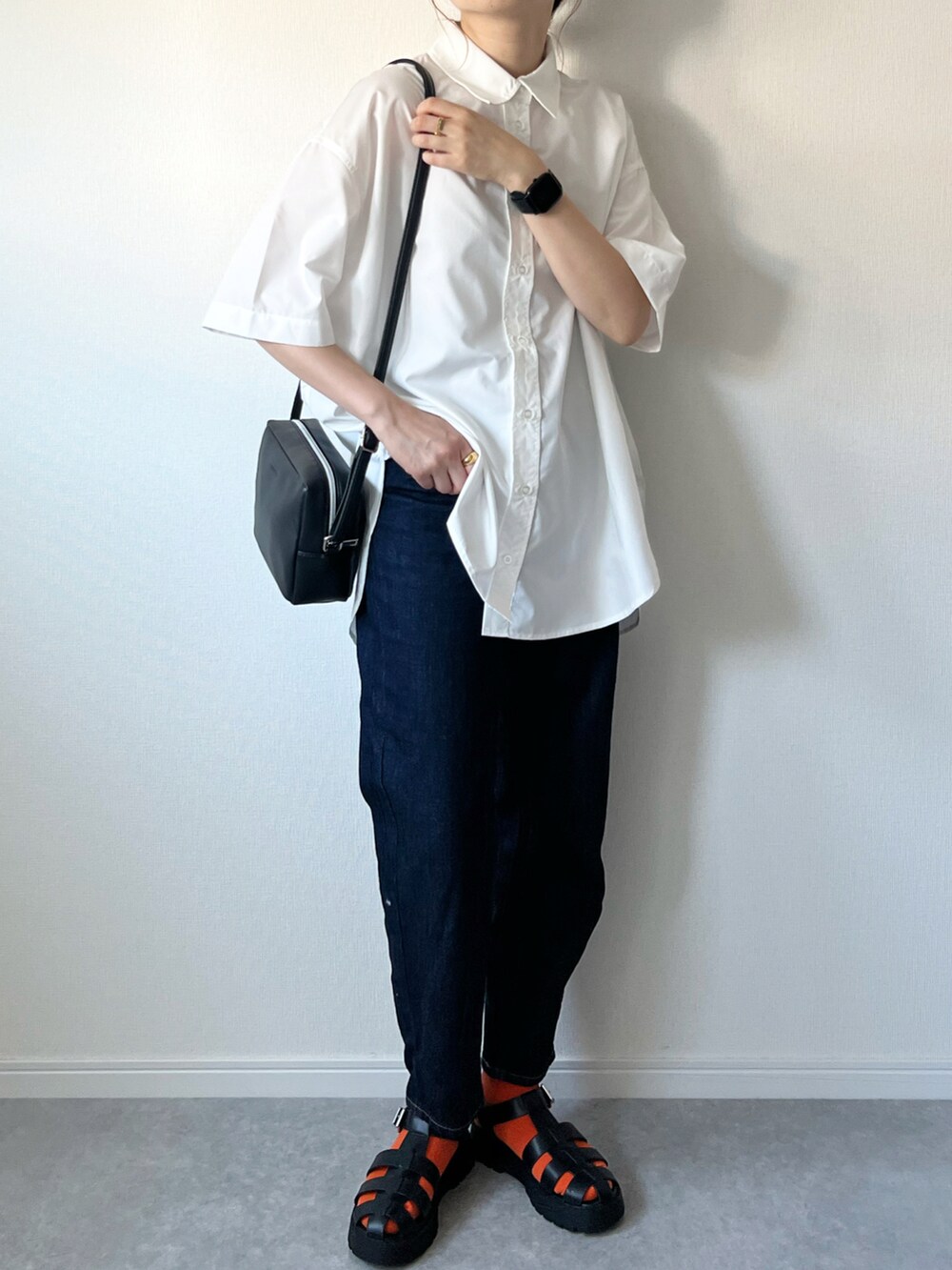 「BONLECILL、GU、マムジーンズ、シャツスタイル、シャツ、白Tシャツ、ショルダーバッグ、グルカサンダル、カラーソックス、サンダルに靴下、サンダル、カジュアルコーデ、大人カジュアル、メンズライク、夏コーデ」｜「BONLECILLのメンズライク半袖オーバーシャツ（シャツ/ブラウス、ホワイト系）」を使った、𝚔𝚘さん（レディース・160cm）の夏コーディネートの3枚目の写真