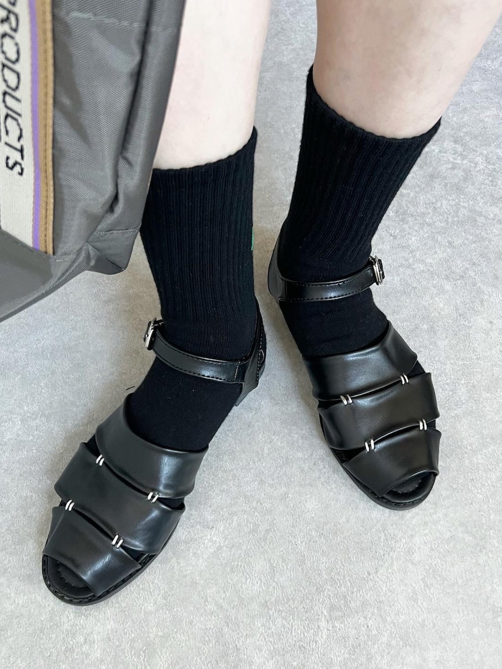 「サンダル、グルカサンダル、サンダルに靴下、デニムベスト、春コーデ、ベスト、バミューダパンツ、ショートパンツ、ロゴT、カジュアルコーデ、大人カジュアル、カジュアル、シンプルコーデ、春夏コーデ、ママコーデ」｜「forksy.の【forksy.】ステッチデザイングルカサンダル（サンダル、ブラック系）」を使った、𝚔𝚘さん（レディース・160cm）の春コーディネートの2枚目の写真