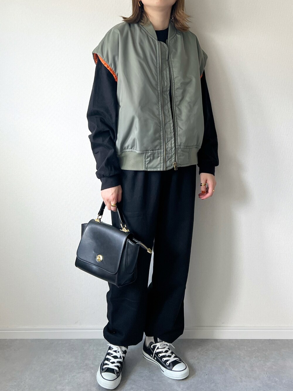 「秋服、MA-1、MA-1ベスト、ベスト、ベストコーデ、スウェット、スウェットパンツ、メンズライク、コンバース、秋冬コーデ、カジュアルコーデ、大人カジュアル、カジュアル、パンツスタイル、オトナカジュアル」｜「COLONY 2139のヘビーナイロンMA-1ベスト（MA-1、グリーン系）」を使った、𝚔𝚘さん（レディース・160cm）の秋コーディネートの3枚目の写真