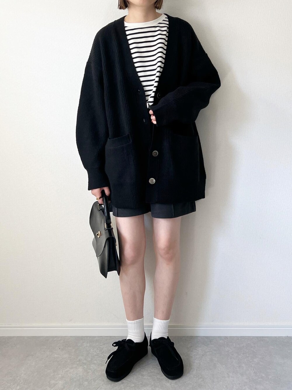 「UNIQLO、GU、GUコーデ、ショートパンツ、モカシン、ブラック、ニット帽、ビーニー、ボーダー、ボーダートップス、プチプラ、プチプラコーデ、秋服、カーディガン、モノトーン」｜「recaのボーダー＆無地オーバーサイズプルオーバー（Tシャツ/カットソー、ブラック系）」を使った、𝚔𝚘さん（レディース・160cm）の秋コーディネートの2枚目の写真