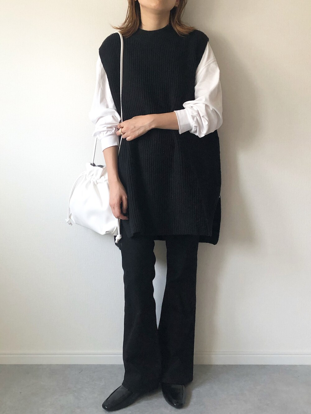 「ニット、H&M、モノトーン、大人カジュアル、GU、メンズライク、ニットベスト、プチプラ、オペラシューズ、フレアパンツ、シンプルコーデ、プチプラコーデ、モノトーンコーデ、ママコーデ、フレアデニム」｜「H&Mのアイテム（ベスト、ブラック系）」を使った、𝚔𝚘さん（レディース・160cm）の秋コーディネートの2枚目の写真
