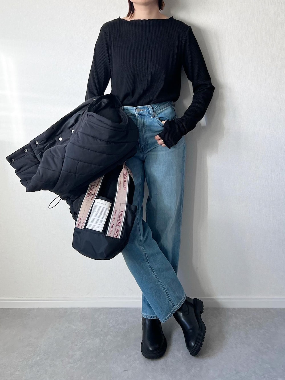 「ファッションを楽しもう、縦キルト、中綿ジャケット、中綿コート、VENCE EXCHANGE、UNIQLO、ニット帽、GU、ショートブーツ、オトナカジュアル、カジュアルコーデ、プチプラ、冬コーデ、アウターコーデ、指穴」｜「VENCEEXCHANGEの袖取り外し縦キルト中綿コート（ブルゾン、ブラック系）」を使った、𝚔𝚘さん（レディース・160cm）の秋コーディネートの3枚目の写真