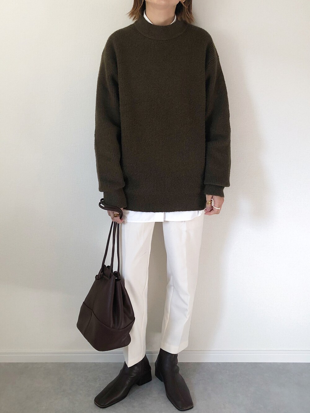 「テーパードパンツ、ニット、ブーツ、UNIQLO、ショートブーツ、大人カジュアル、GU、プチプラ、ホワイトパンツ、大人女子、シンプルコーデ、プチプラコーデ、カジュアルコーデ、ママコーデ、ニットコーデ」｜「UNIQLOのアイテム（ニット/セーター、グリーン系）」を使った、𝚔𝚘さん（レディース・160cm）の秋コーディネートの2枚目の写真